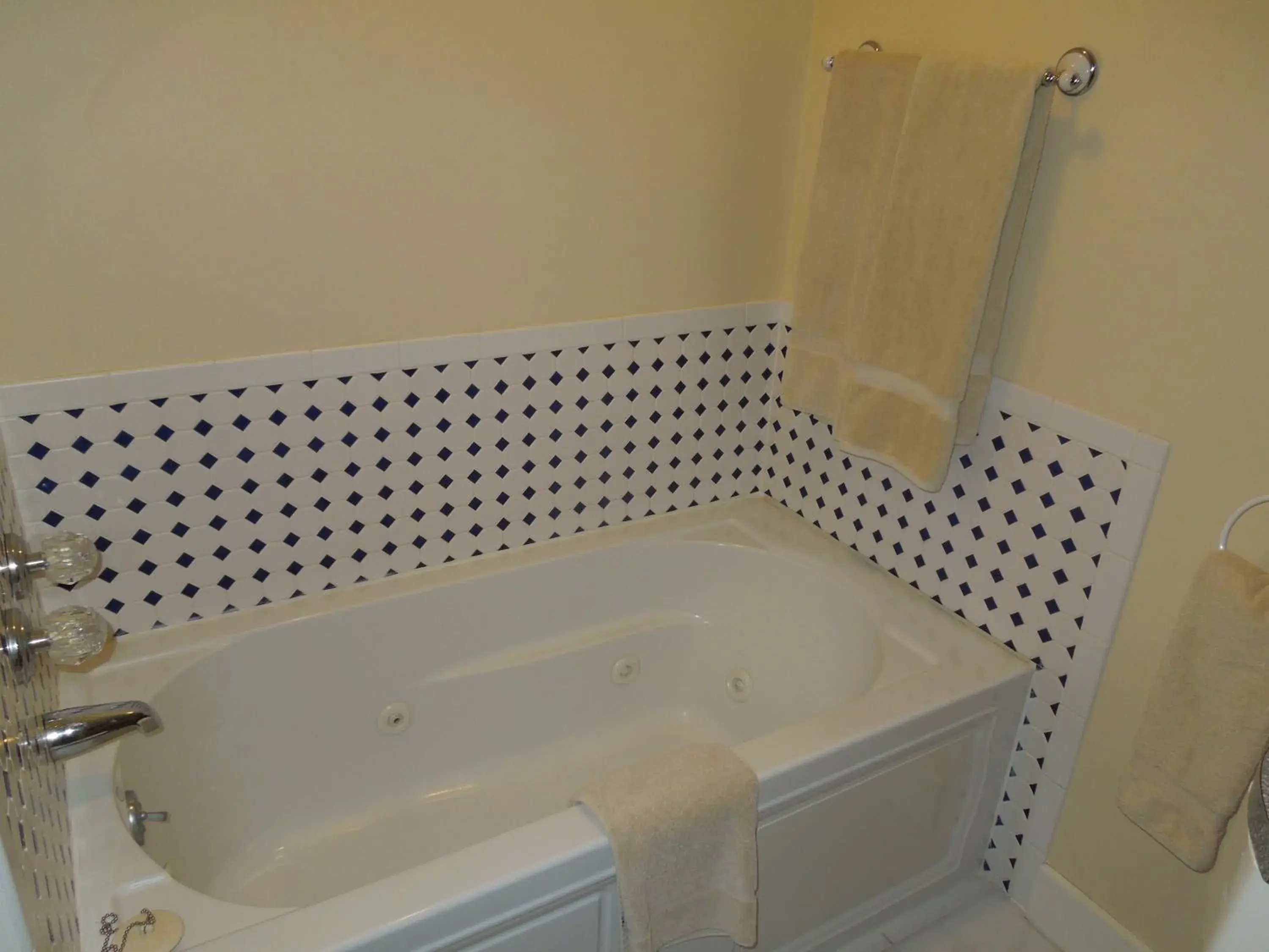 Bathroom in Kearsarge Inn Bathroom in Kearsarge Inn