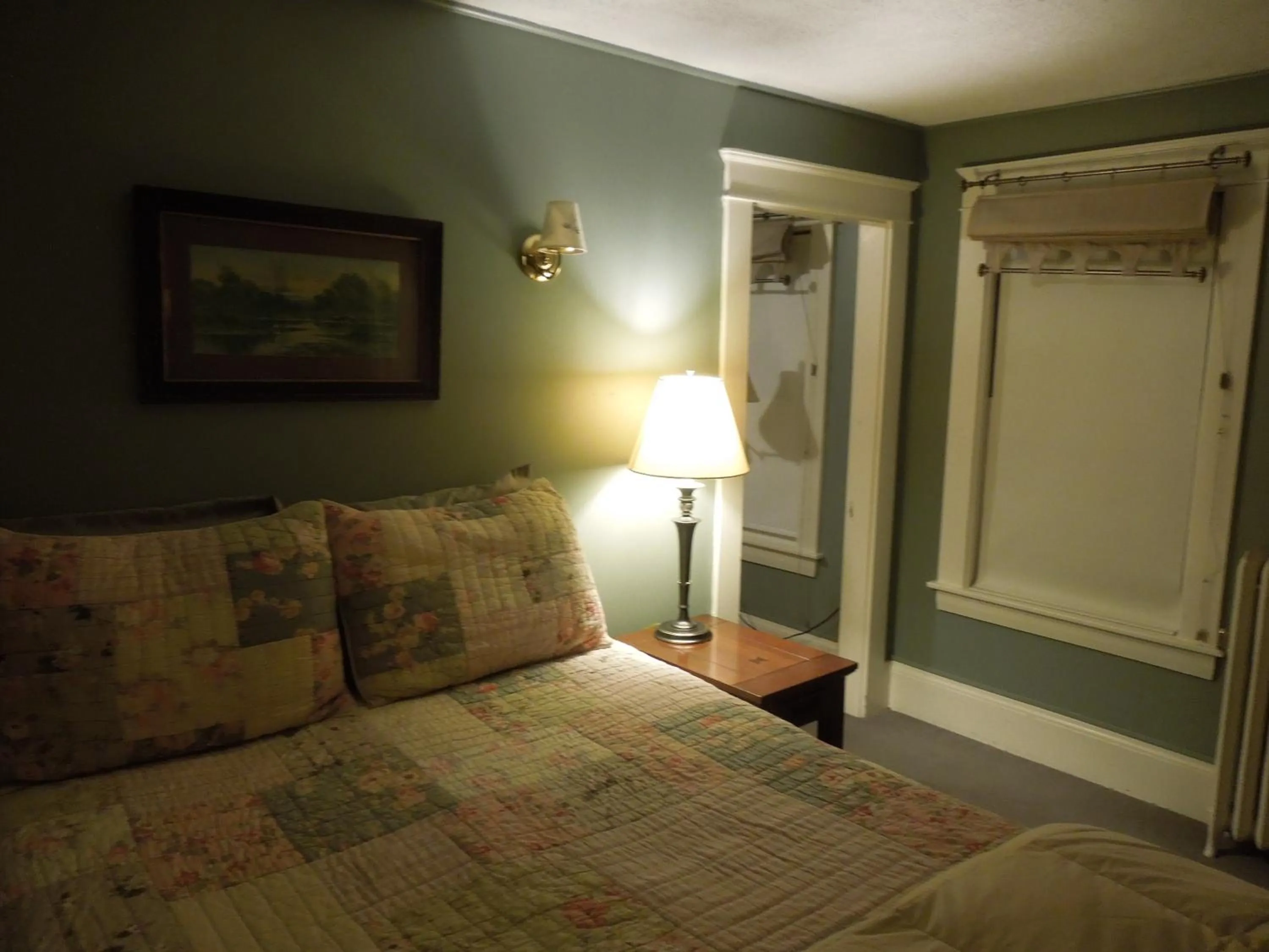 Bed in Wildcat Inn and Tavern