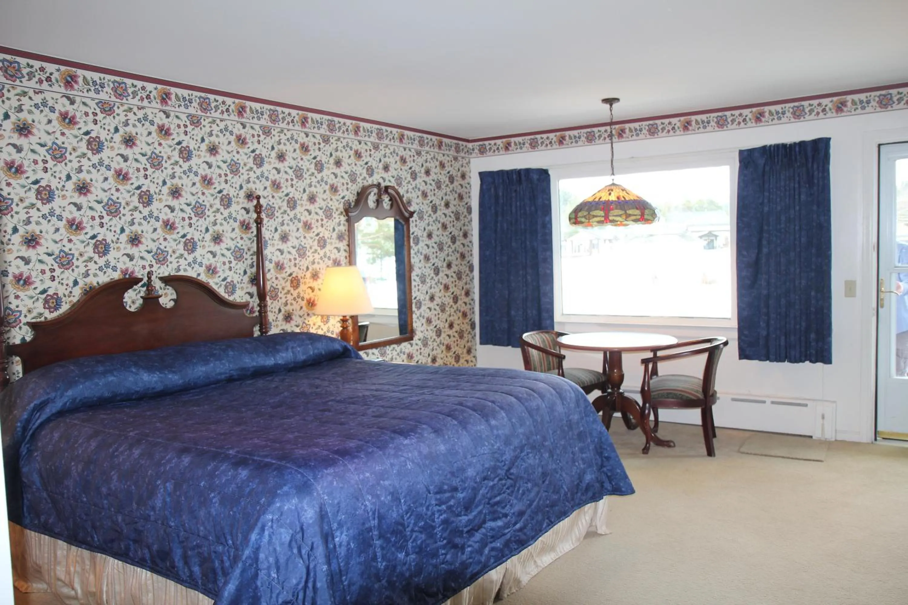 Bedroom, Bed in Sara Placid Inn & Suites