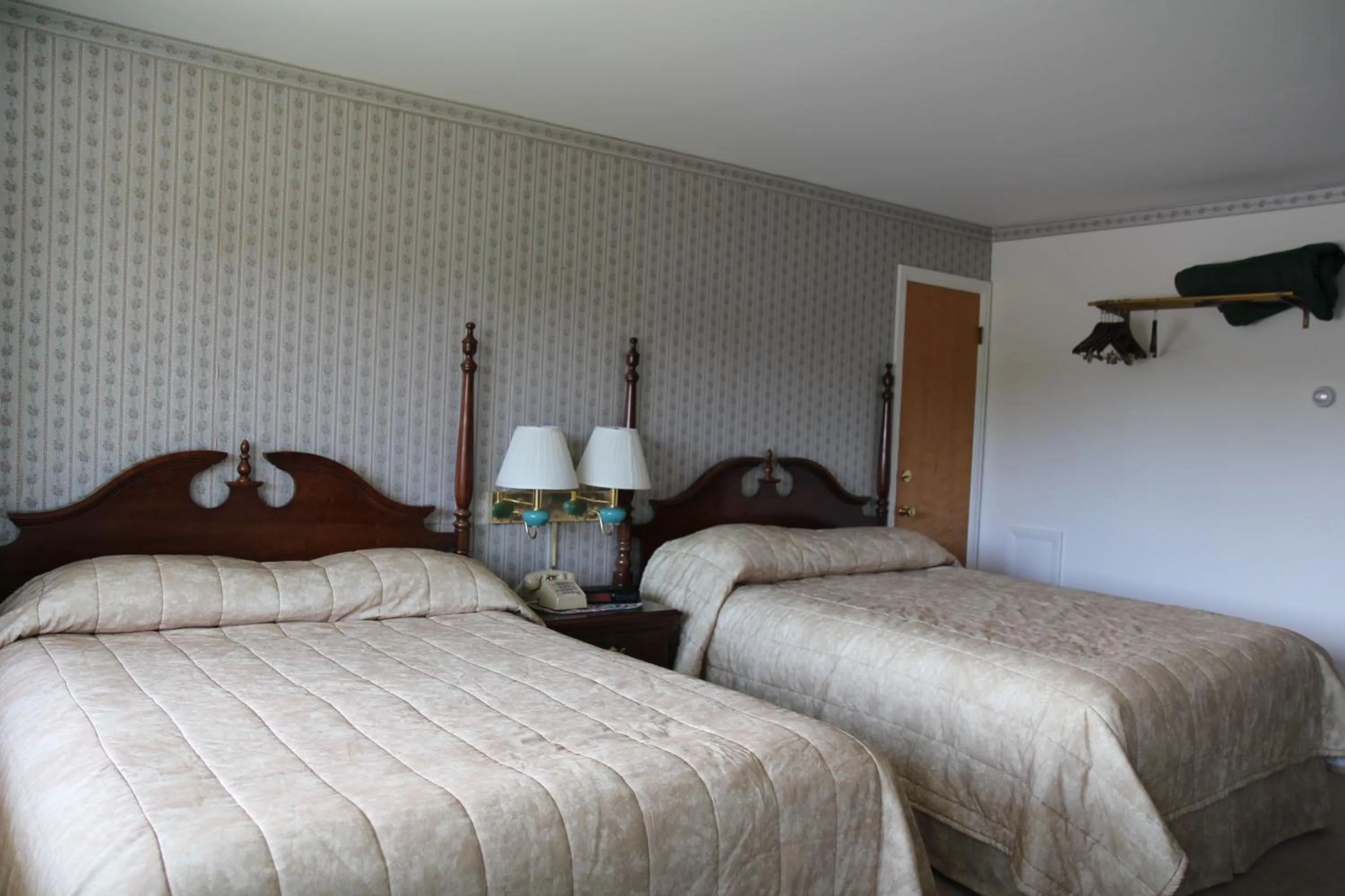 Bedroom, Bed in Sara Placid Inn & Suites
