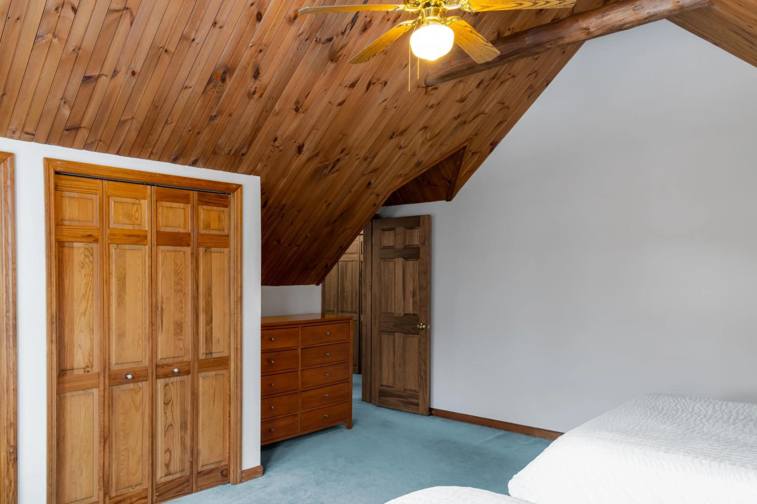 Bed in Sara Placid Inn & Suites