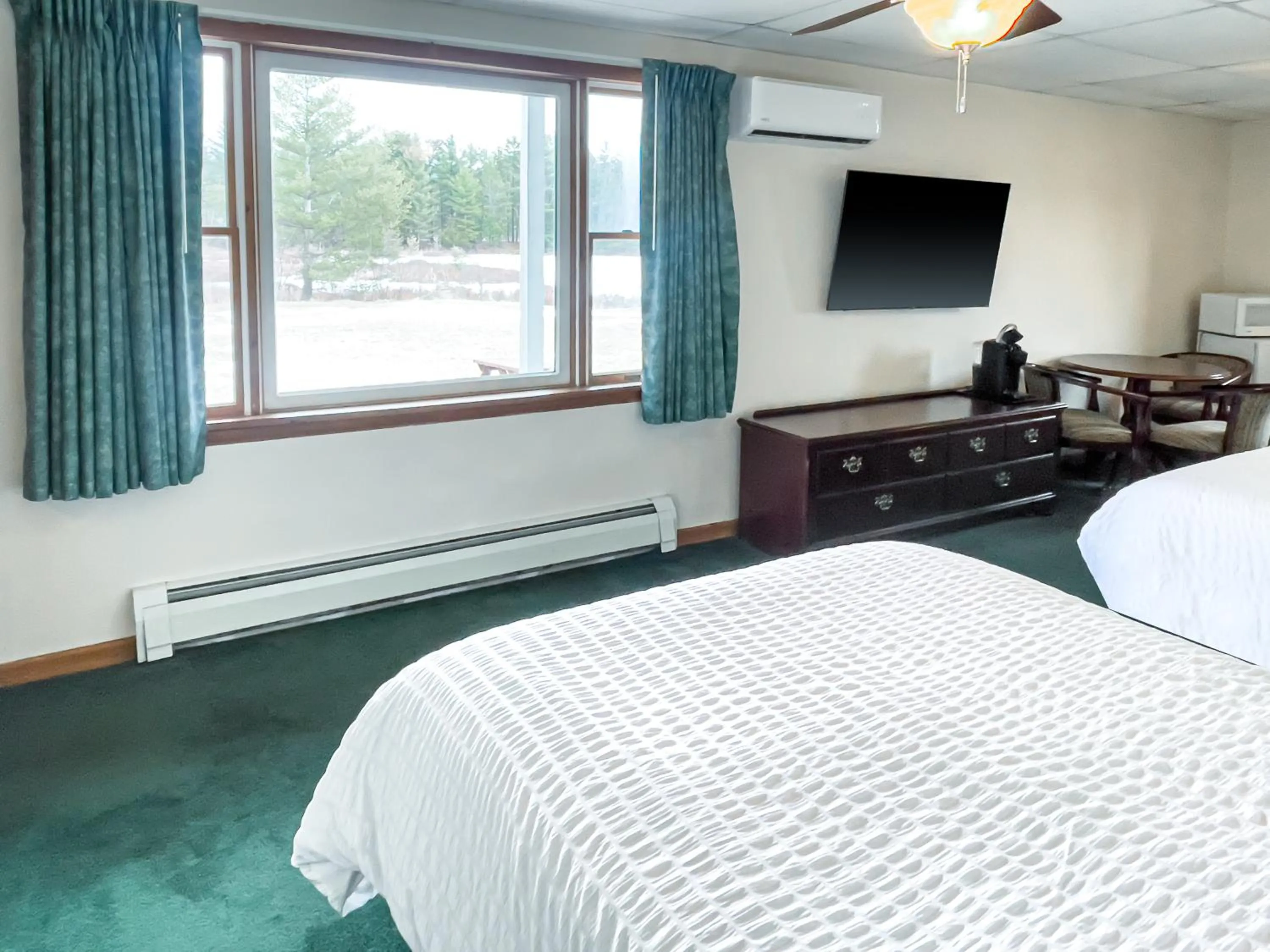 TV and multimedia, Bed in Sara Placid Inn & Suites