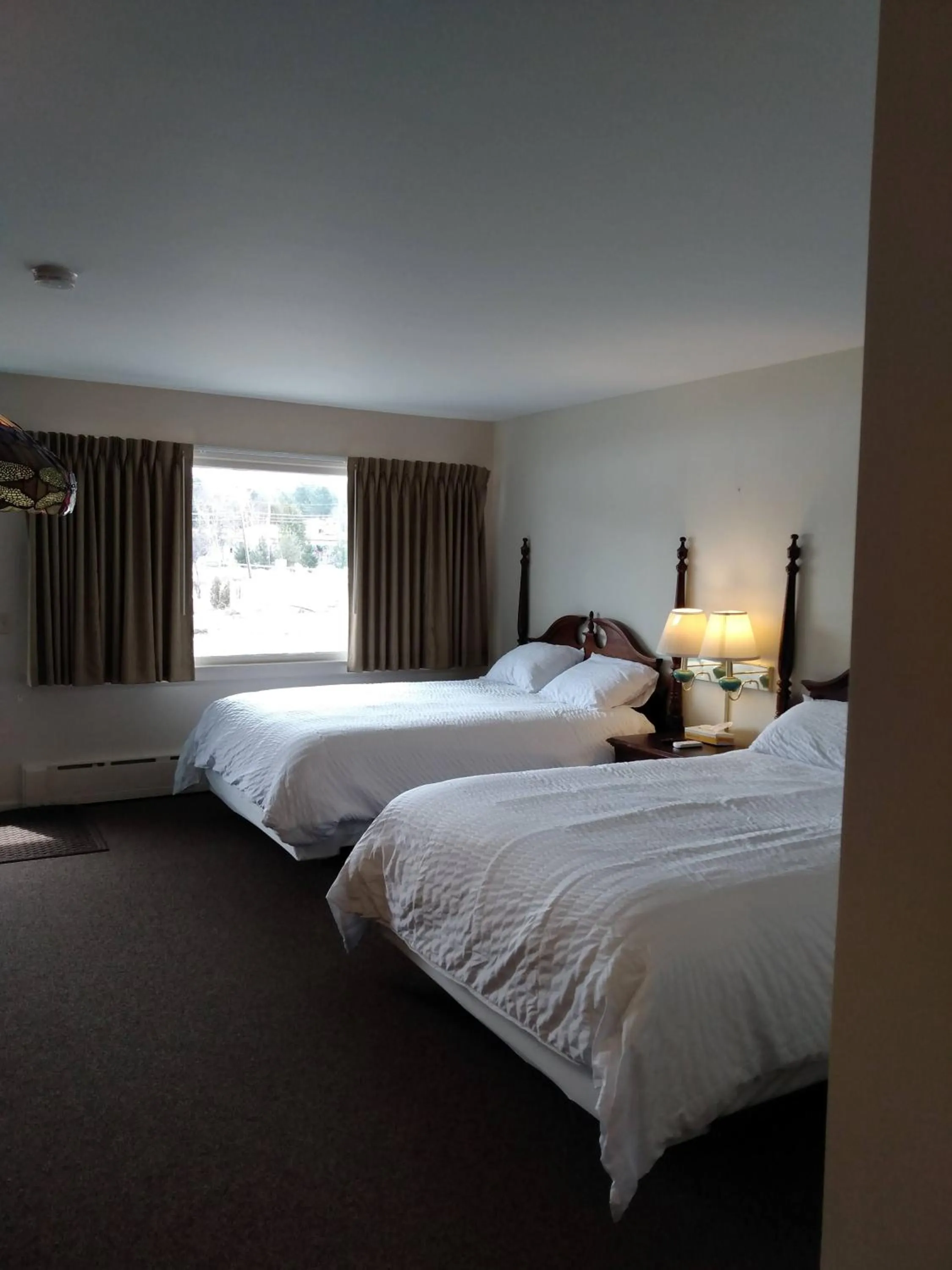 Bed in Sara Placid Inn & Suites