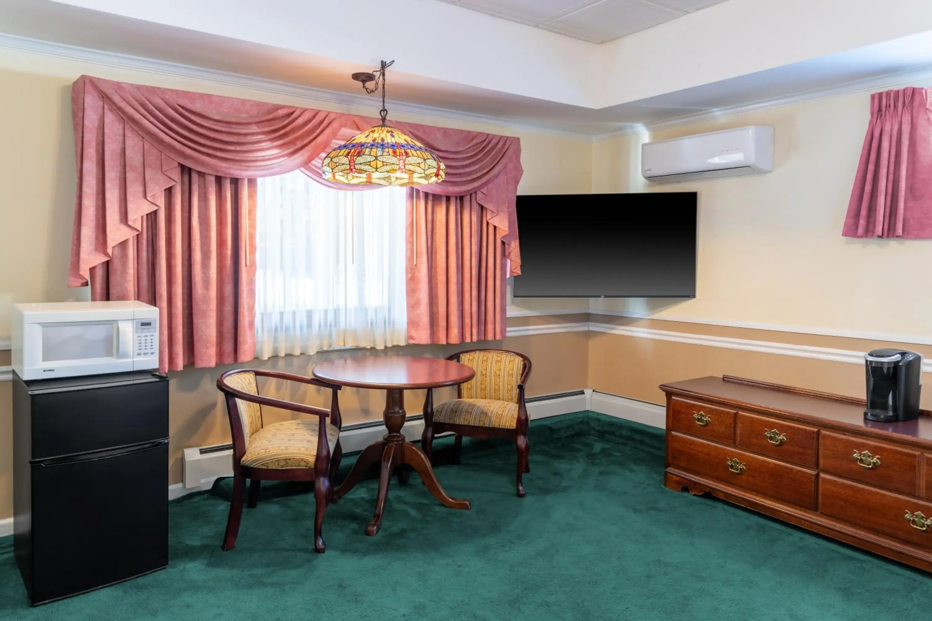 Bedroom in Sara Placid Inn & Suites Bedroom in Sara Placid Inn & Suites