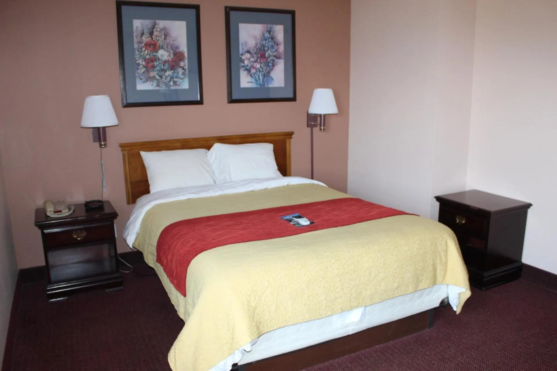 Bedroom, Bed in Super 8 by Wyndham Chenoa