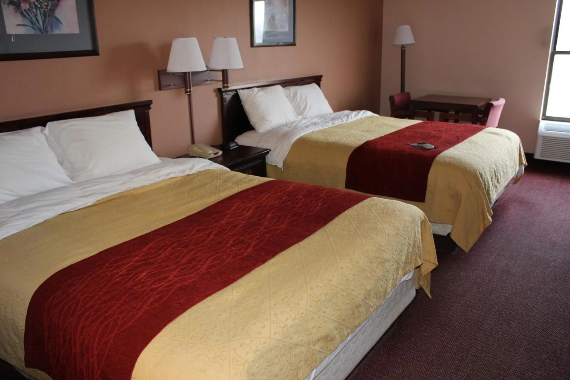 Bedroom, Bed in Super 8 by Wyndham Chenoa