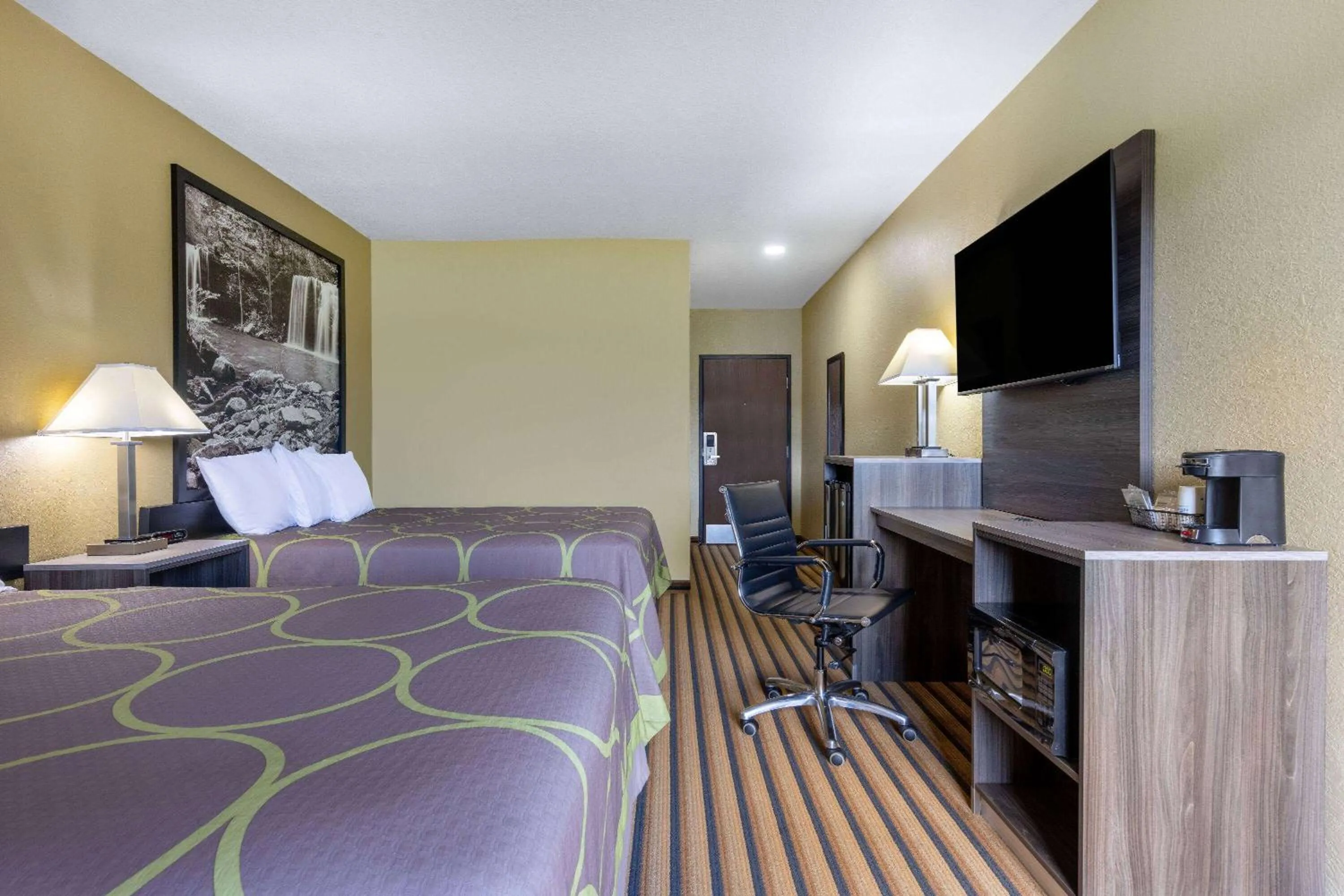 Photo of the whole room, Bed in Super 8 by Wyndham Nixa/Springfield Area