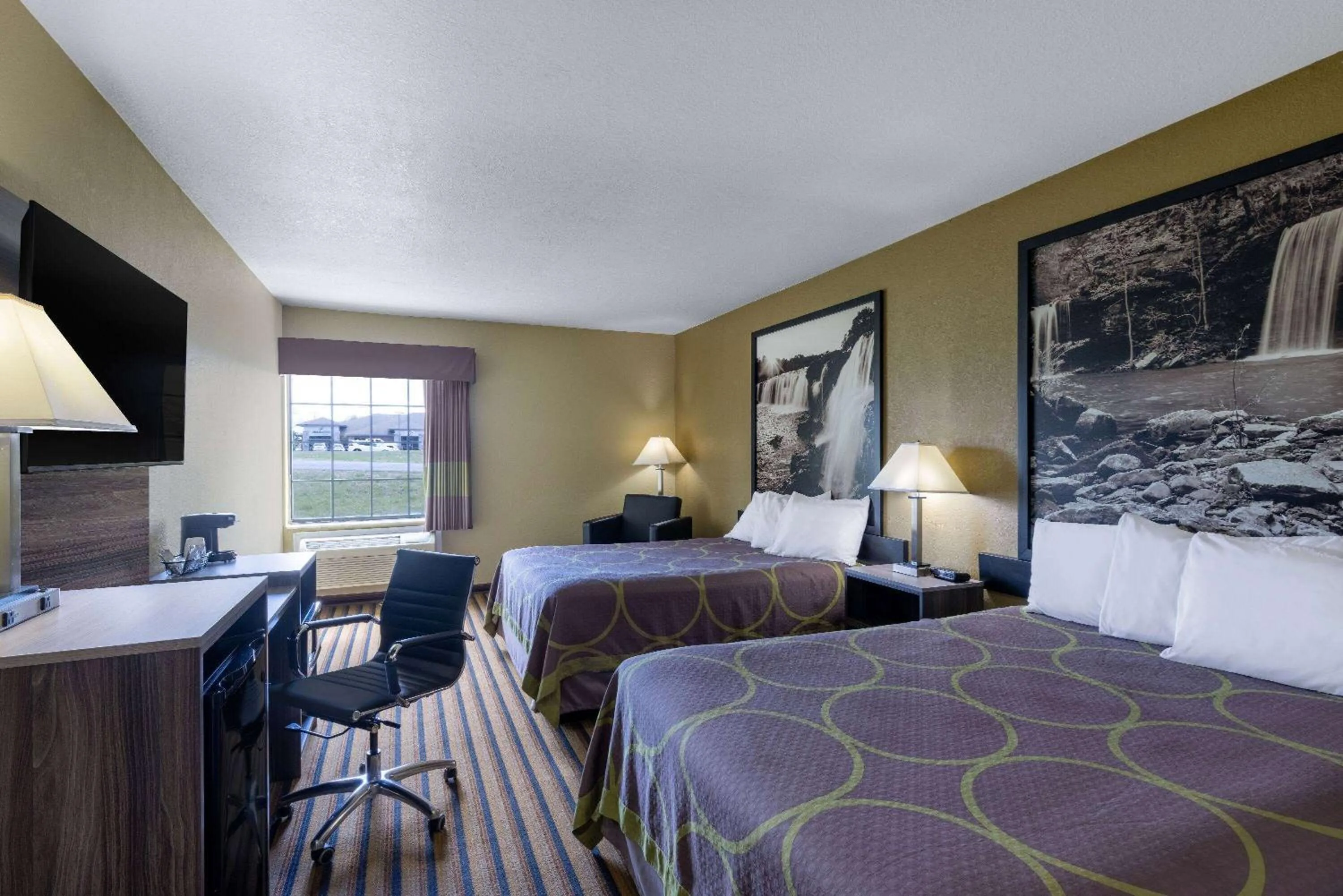Photo of the whole room, Bed in Super 8 by Wyndham Nixa/Springfield Area