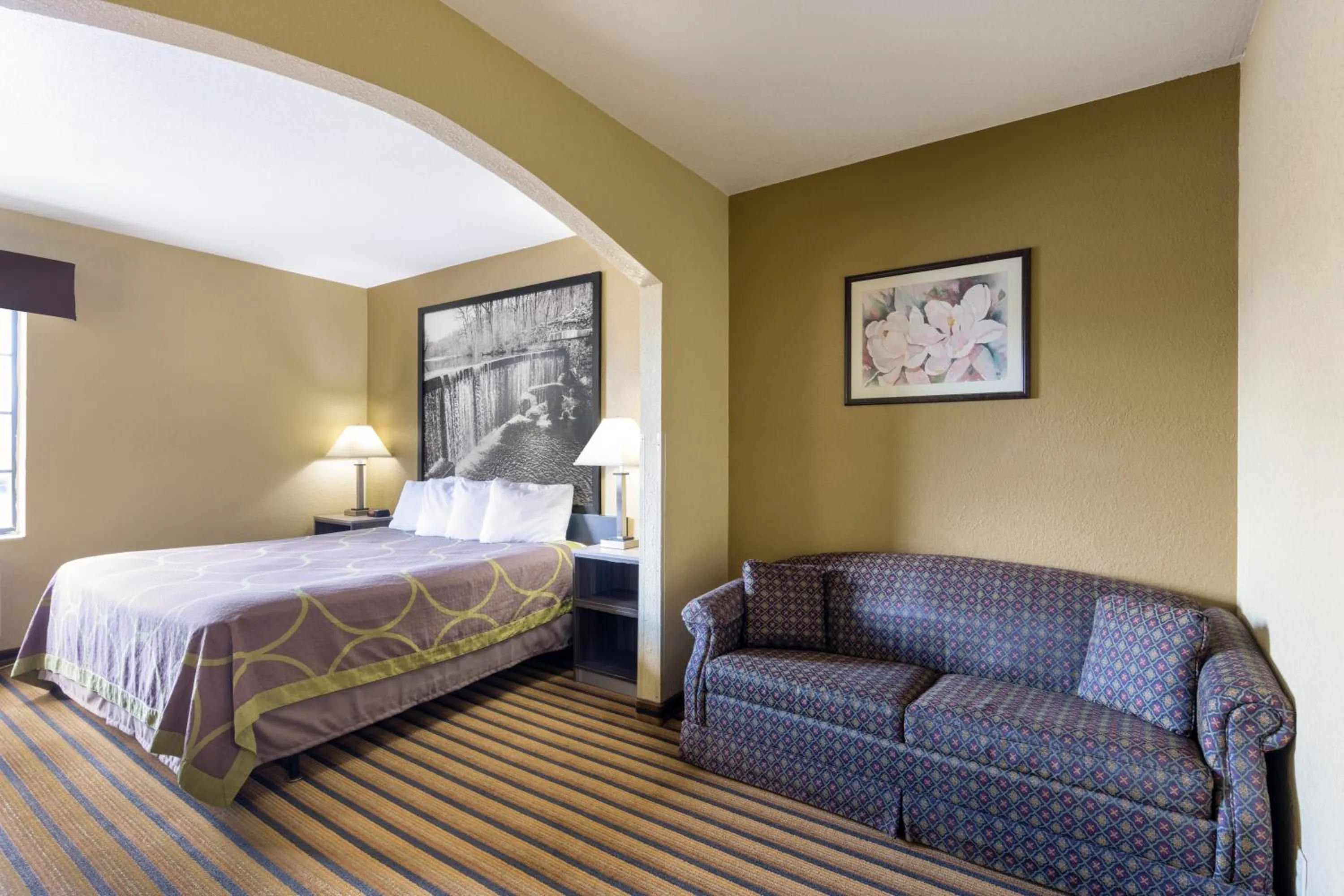 Photo of the whole room, Bed in Super 8 by Wyndham Nixa/Springfield Area