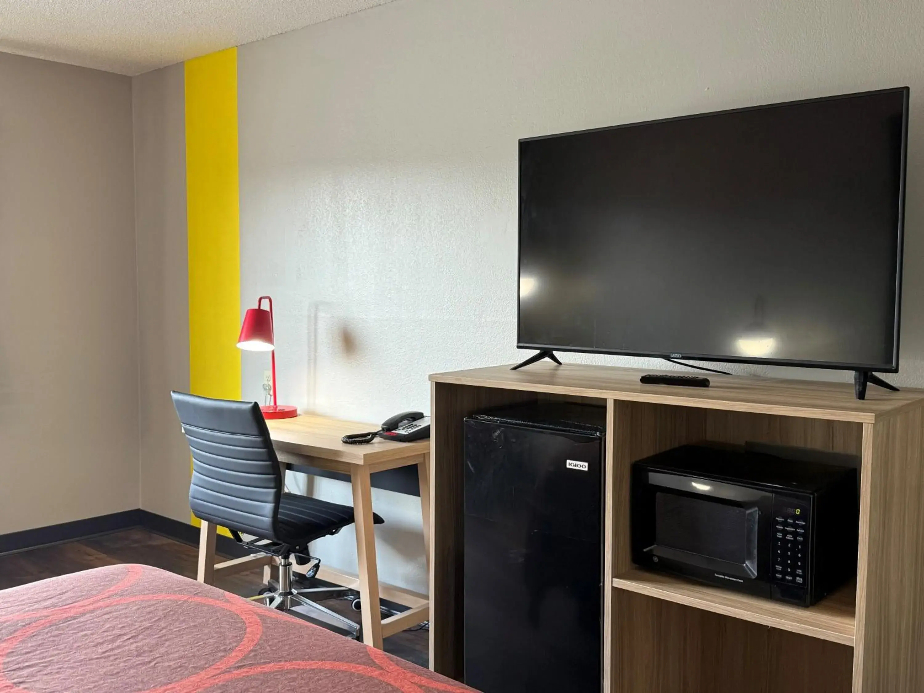 Bedroom in Super 8 by Wyndham Evansville East Bedroom in Super 8 by Wyndham Evansville East