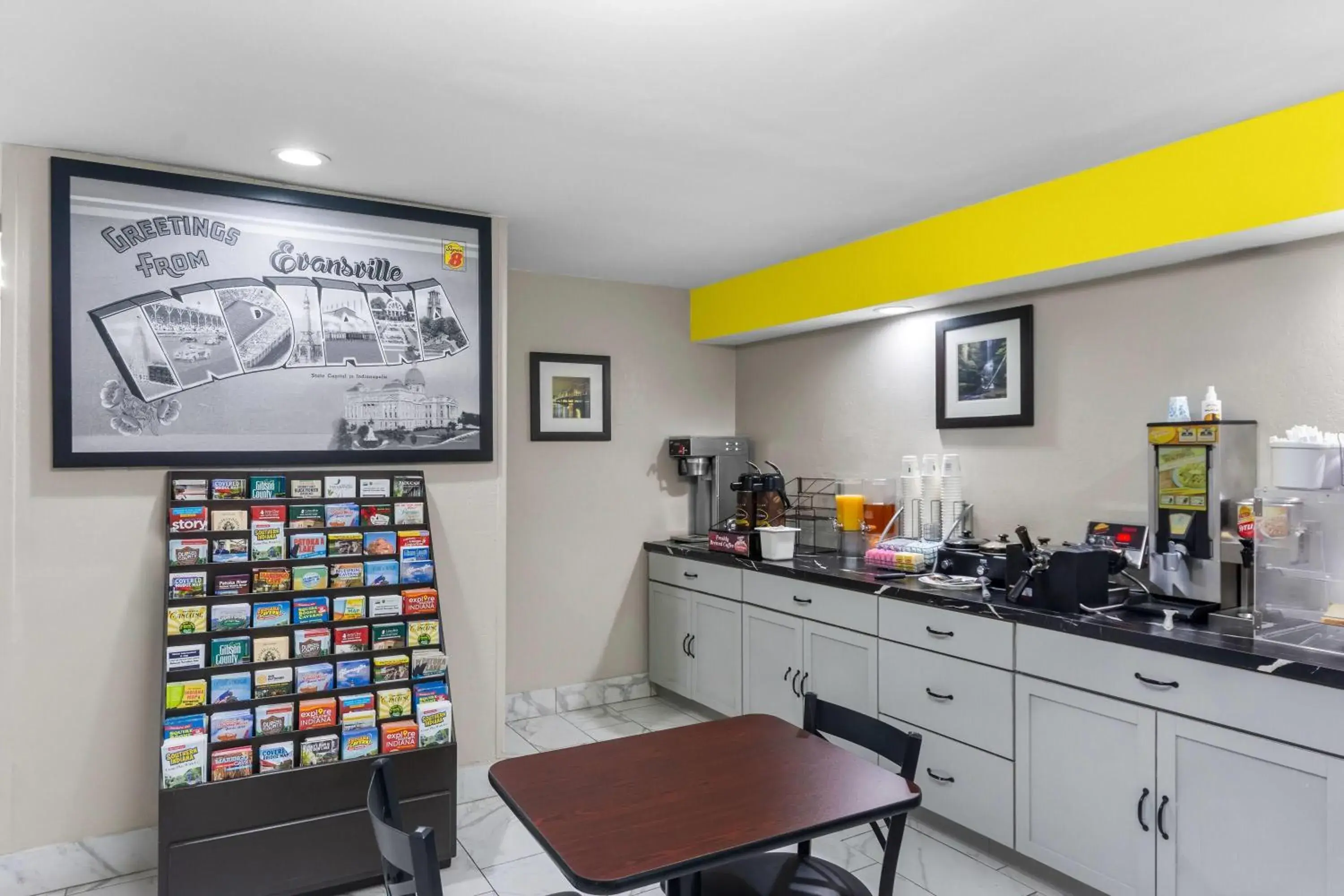 Property building in Super 8 by Wyndham Evansville East Property building in Super 8 by Wyndham Evansville East