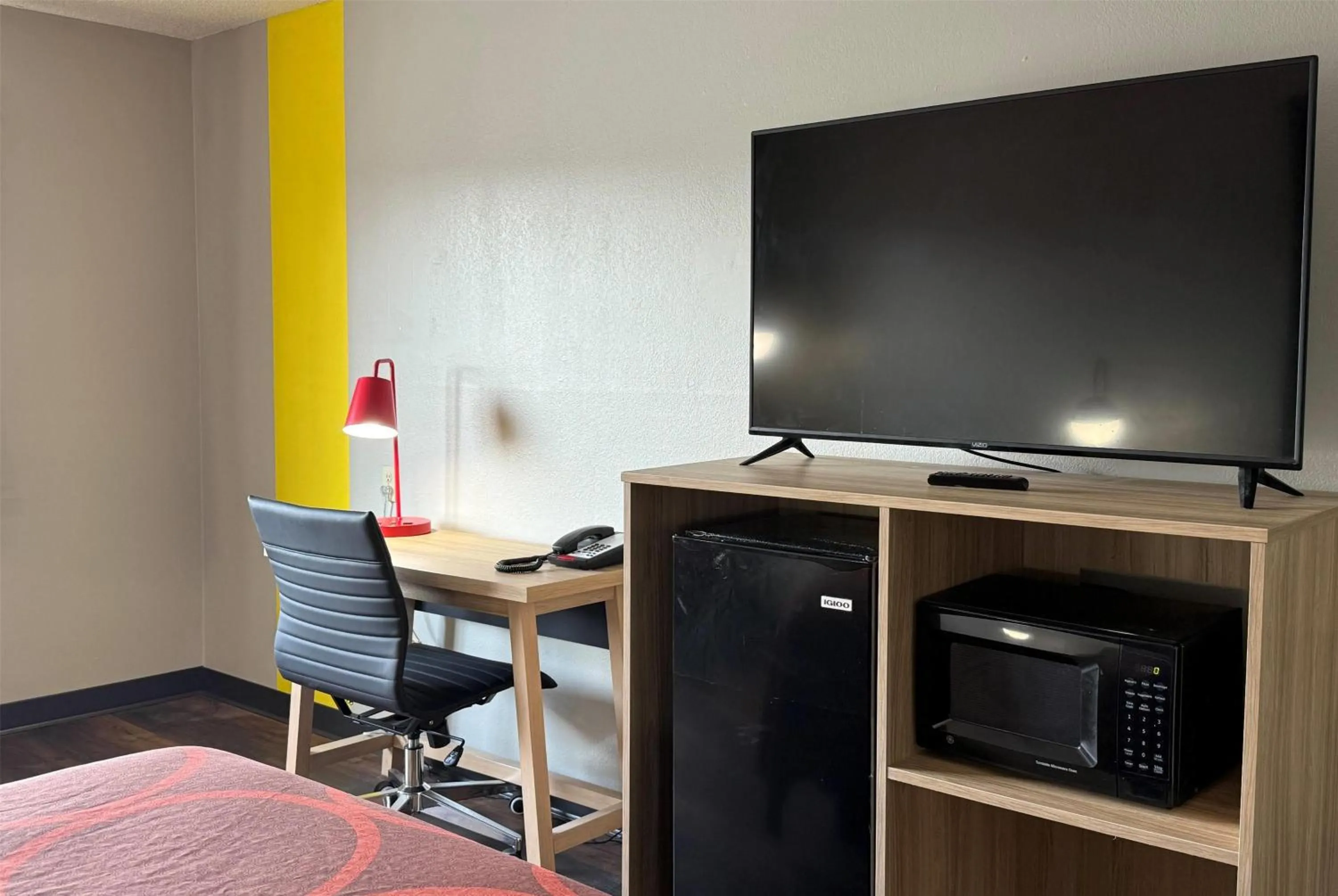 Photo of the whole room in Super 8 by Wyndham Evansville East