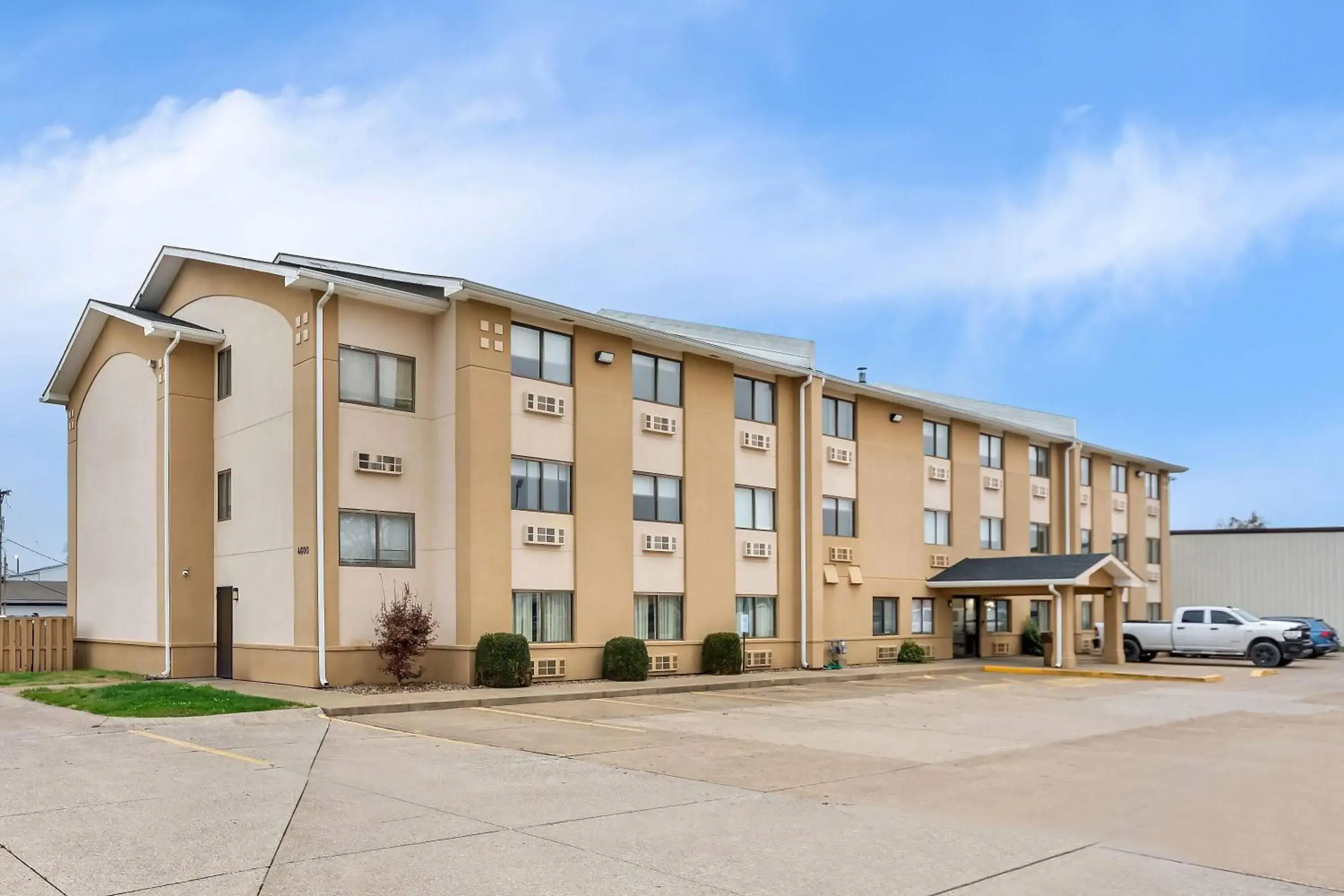 Property building in Super 8 by Wyndham Evansville East Property building in Super 8 by Wyndham Evansville East