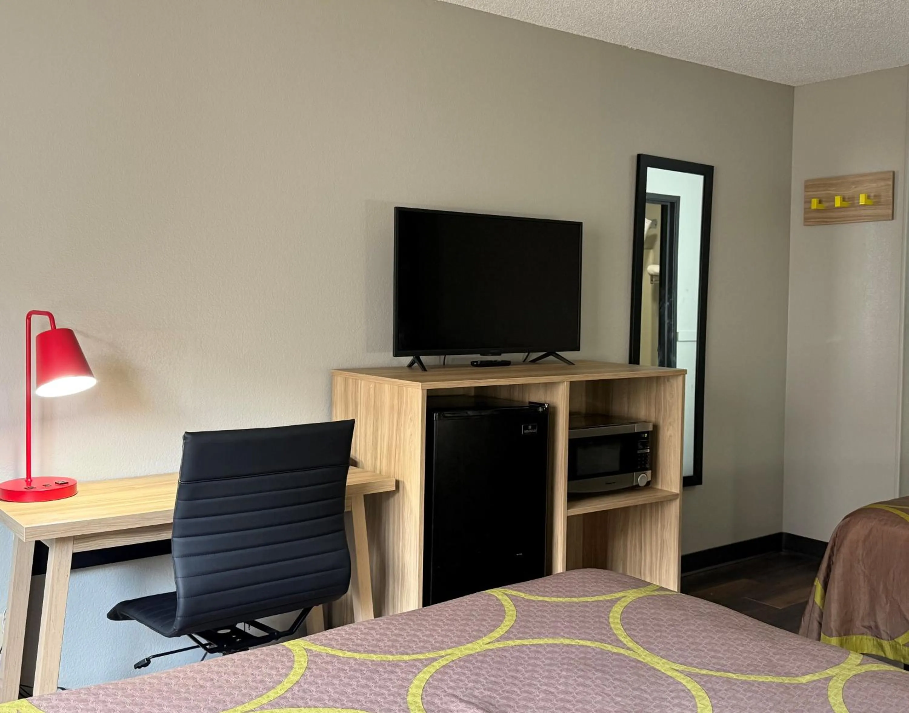 Bedroom, Bed in Super 8 by Wyndham Evansville East