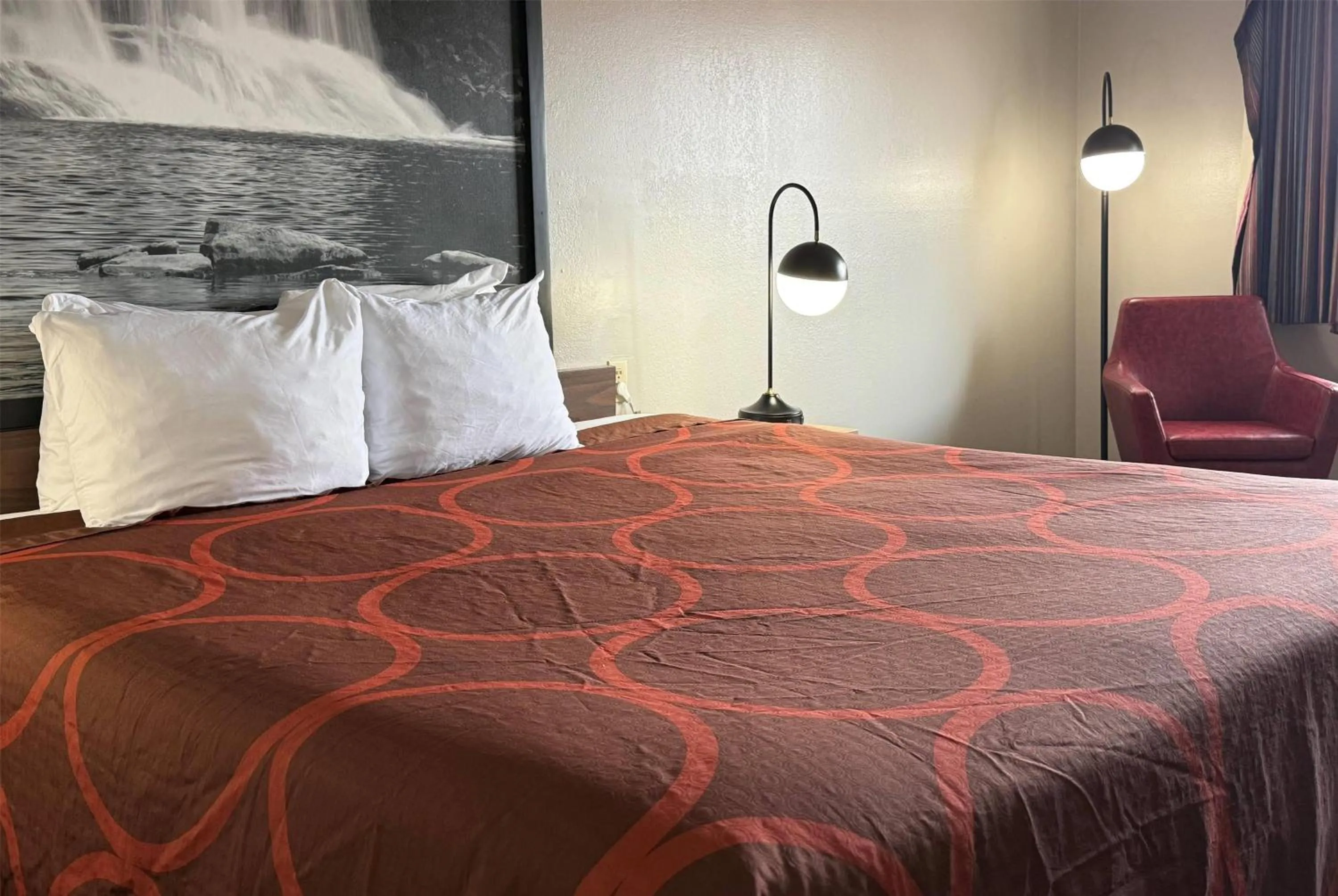 Photo of the whole room, Bed in Super 8 by Wyndham Evansville East