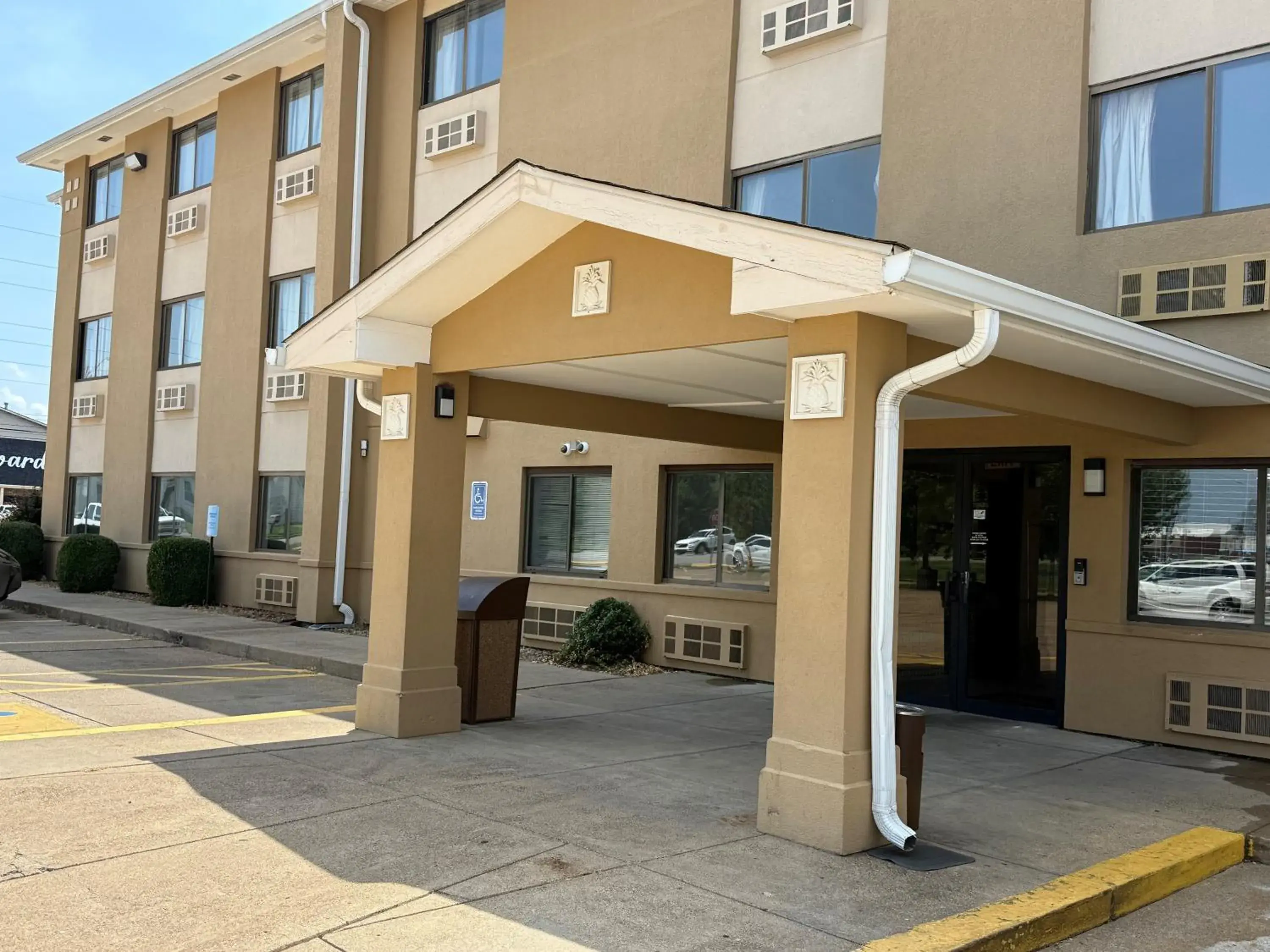 Property building in Super 8 by Wyndham Evansville East Property building in Super 8 by Wyndham Evansville East