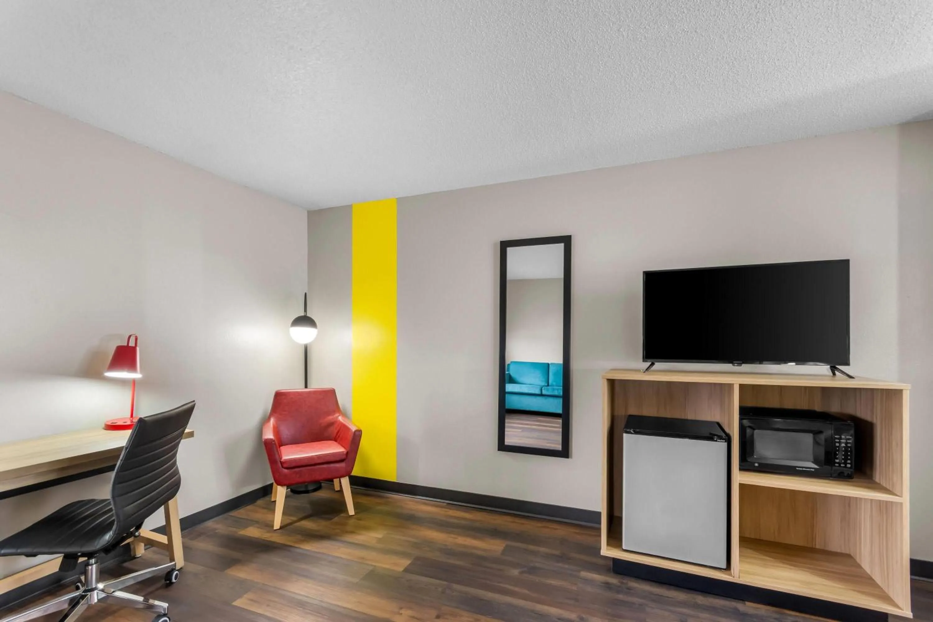 Photo of the whole room in Super 8 by Wyndham Evansville East