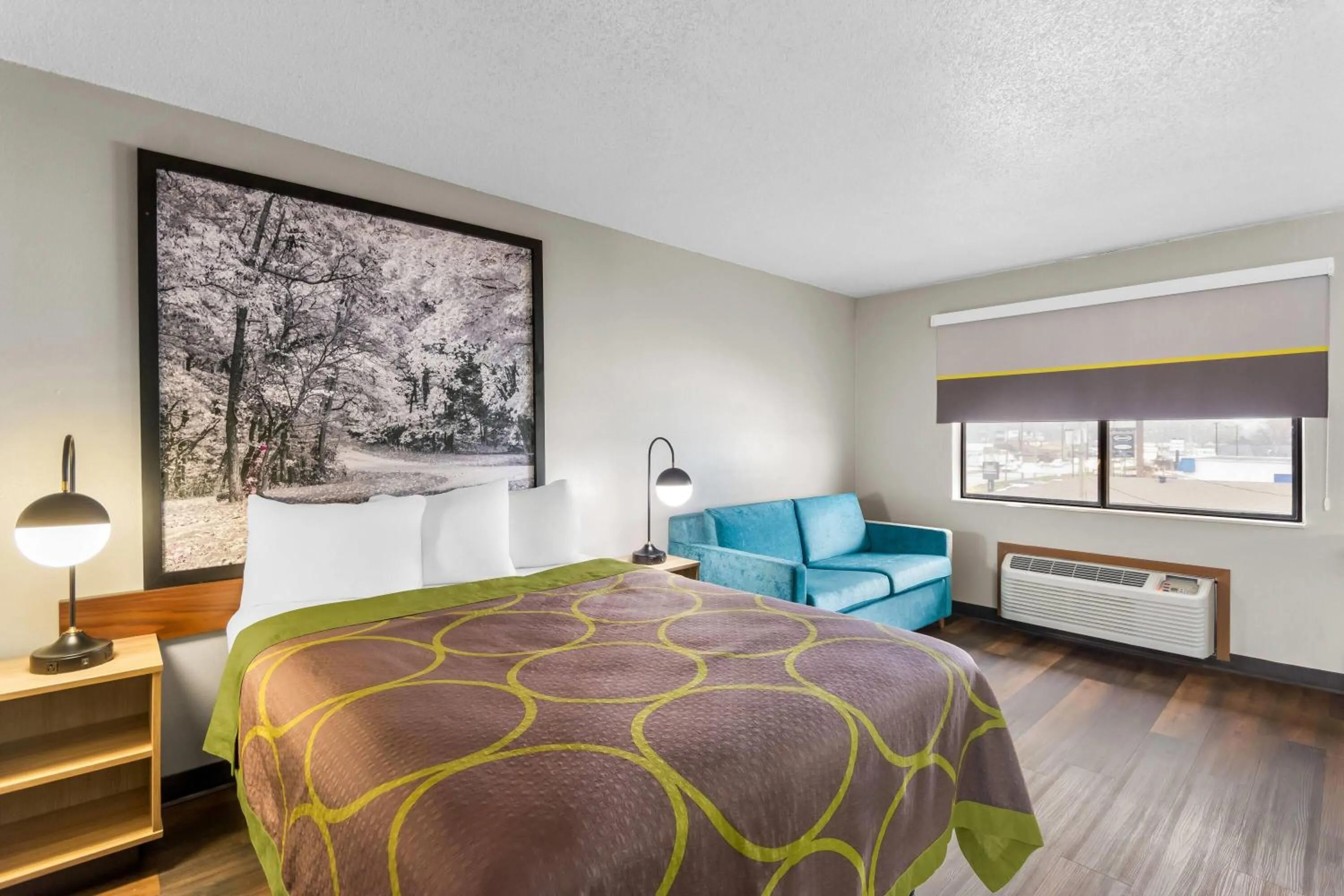 Photo of the whole room, Bed in Super 8 by Wyndham Evansville East