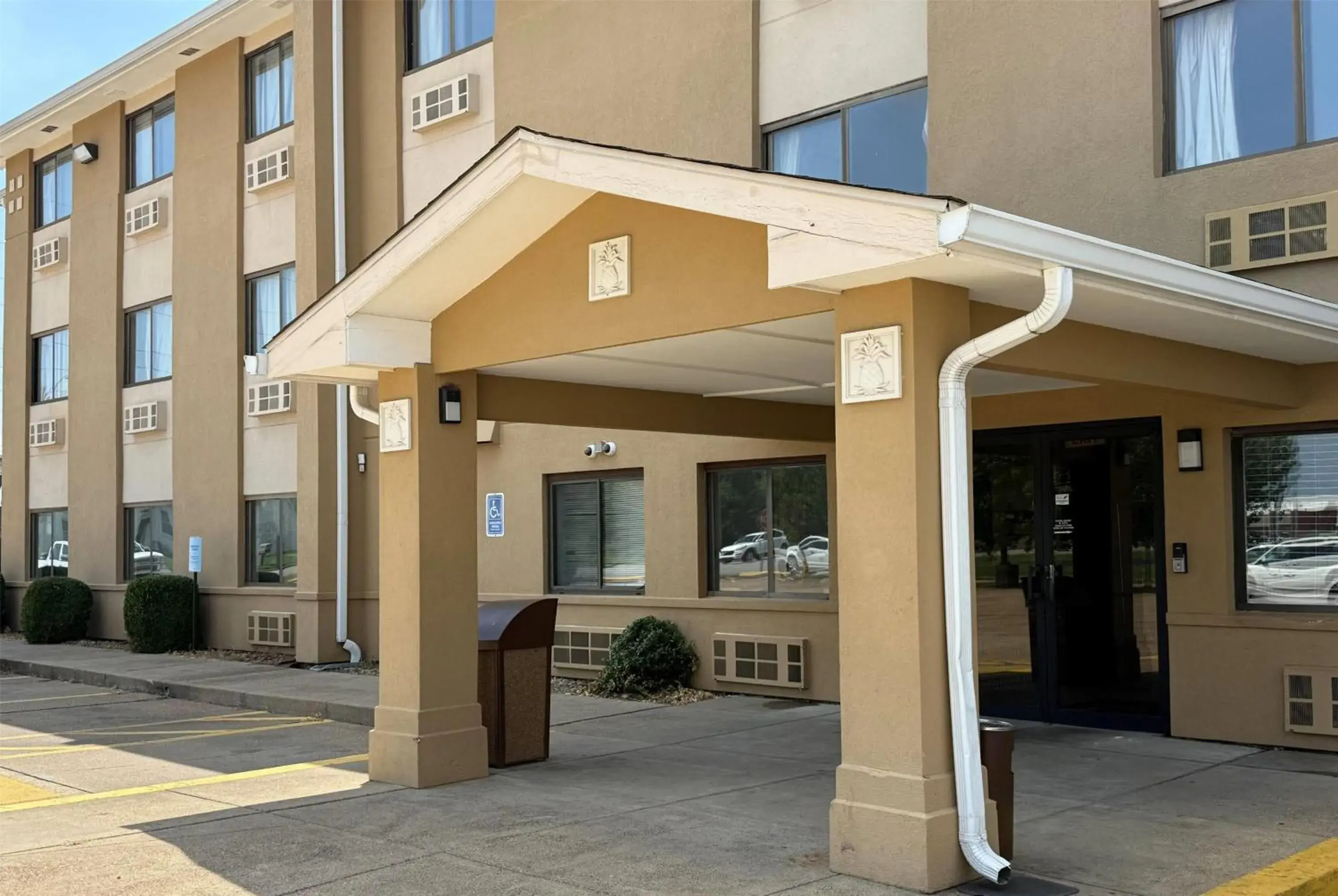 Property building in Super 8 by Wyndham Evansville East Property building in Super 8 by Wyndham Evansville East