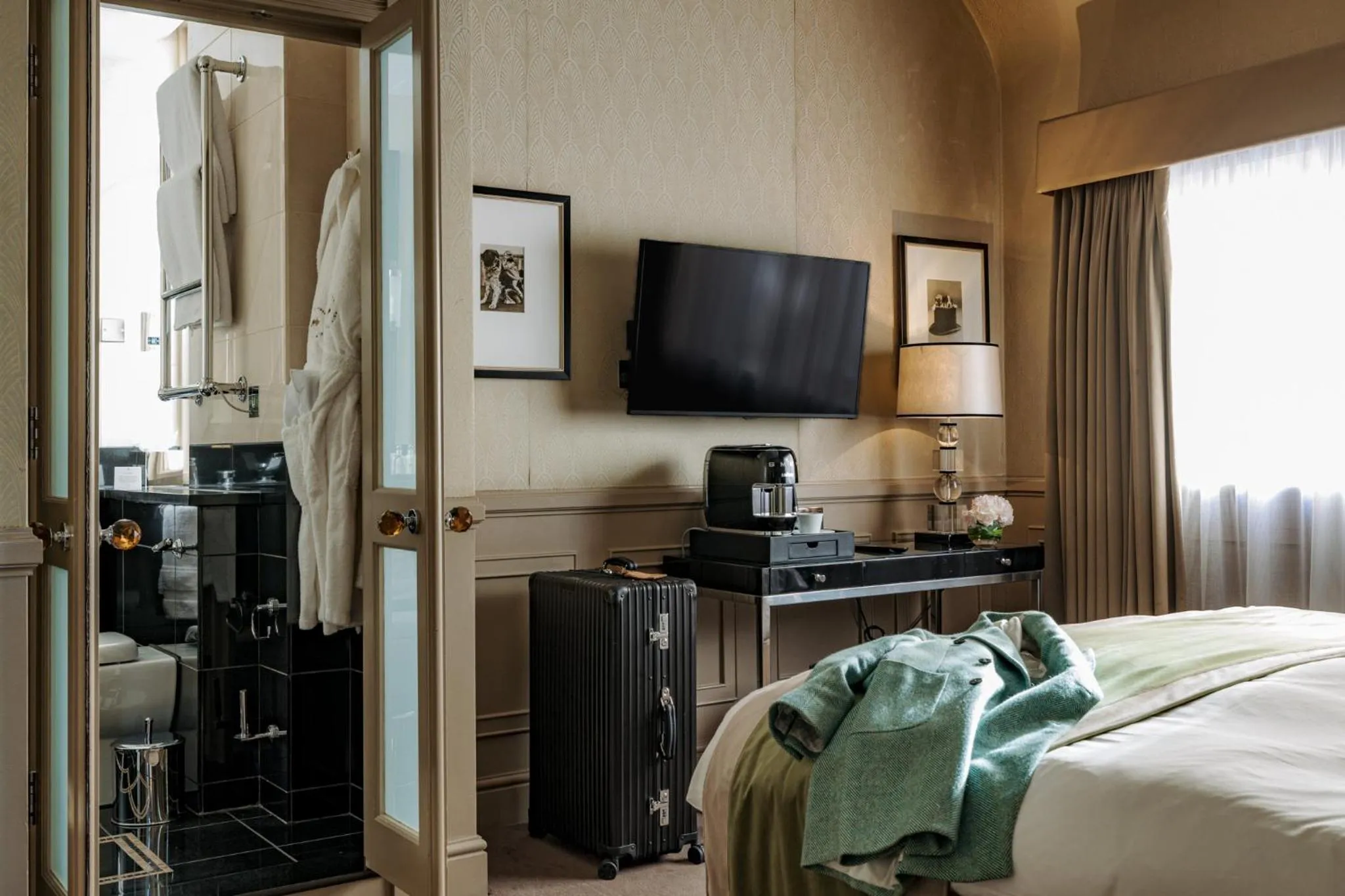 Toilet, Bed in Althoff St James's Hotel & Club London