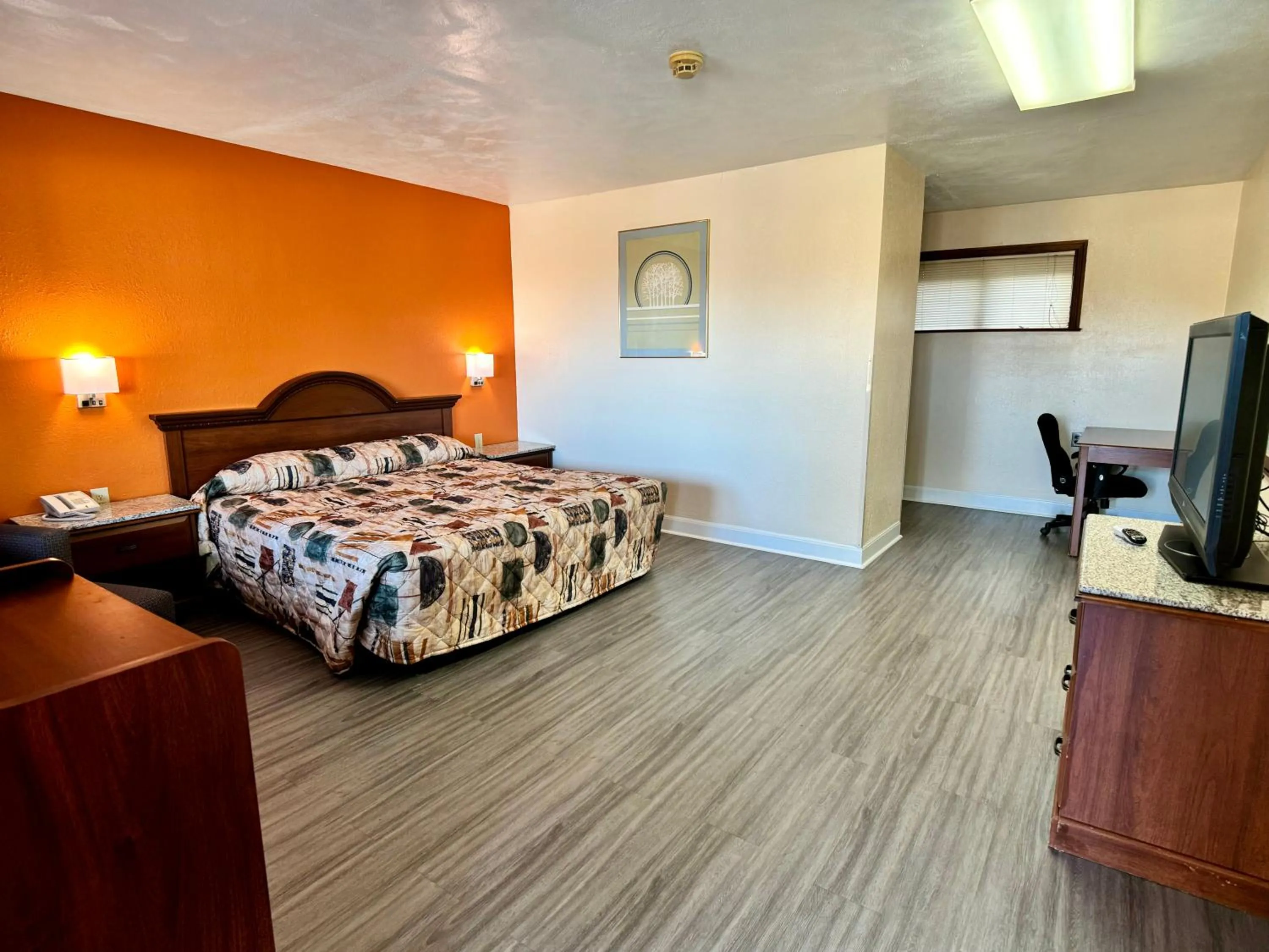 Bedroom, Bed in Knights Inn Galax