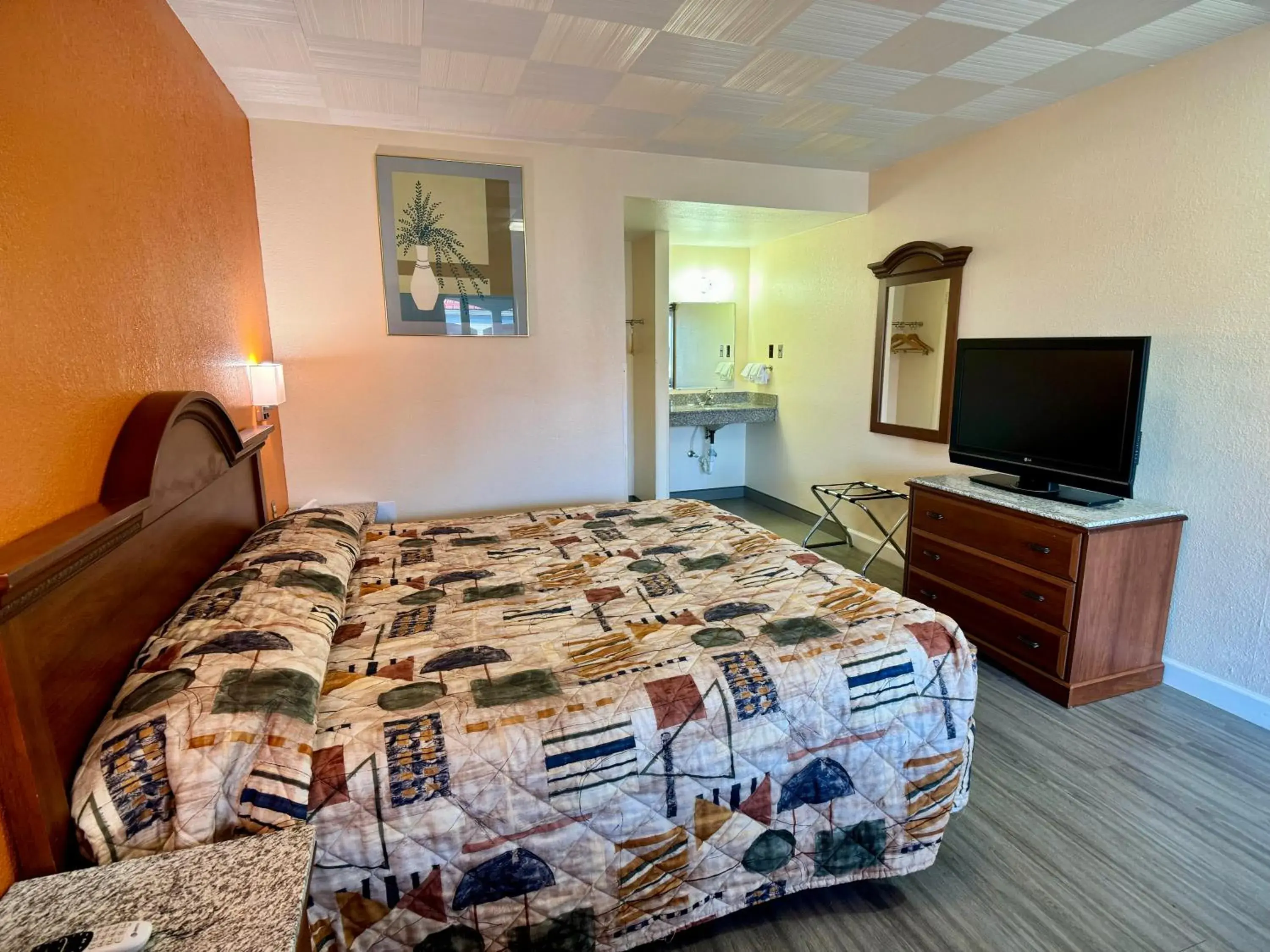 Photo of the whole room, Bed in Knights Inn Galax Photo of the whole room, Bed in Knights Inn Galax