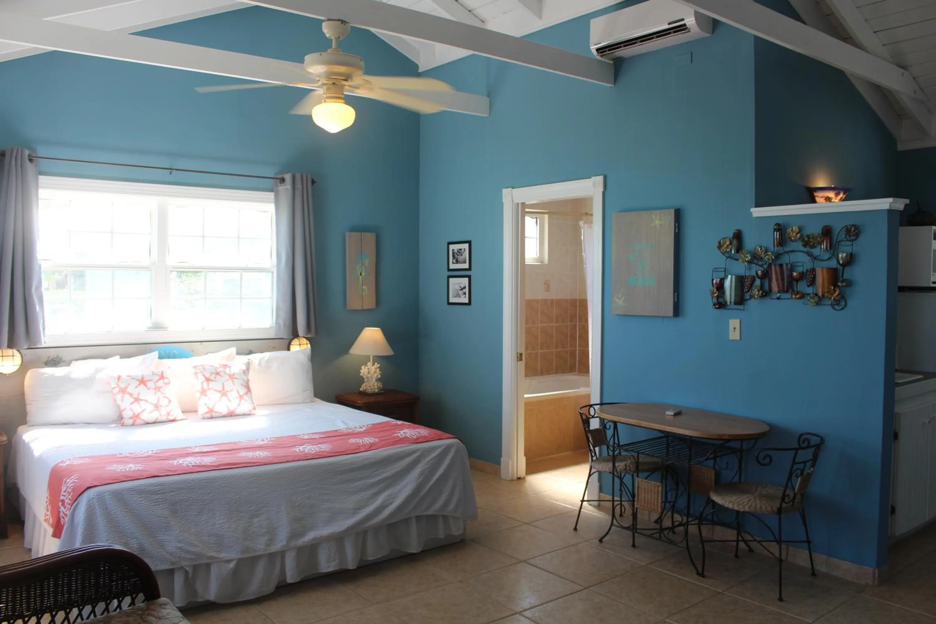 Bed in Hideaways Exuma