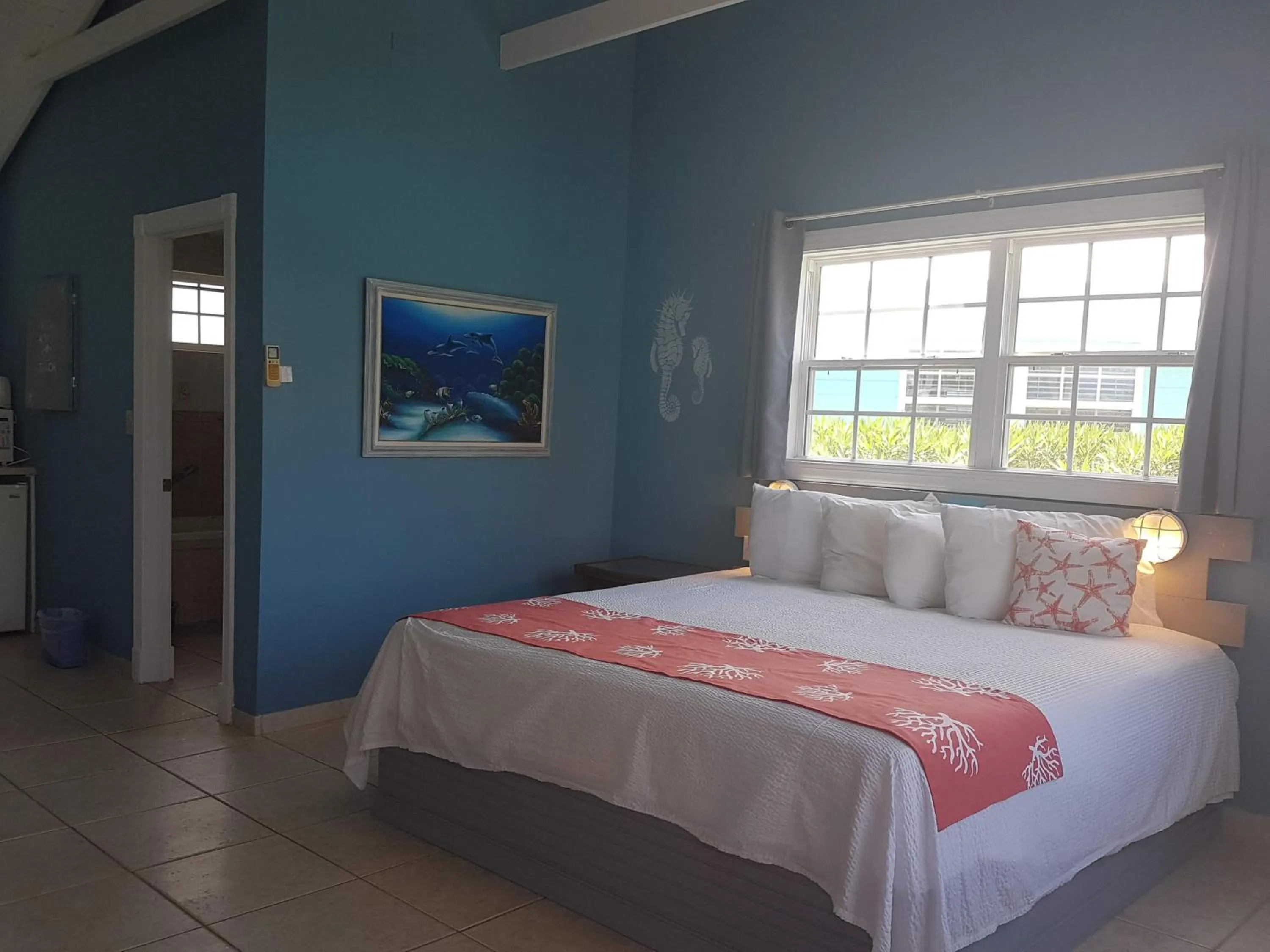 Bed in Hideaways Exuma