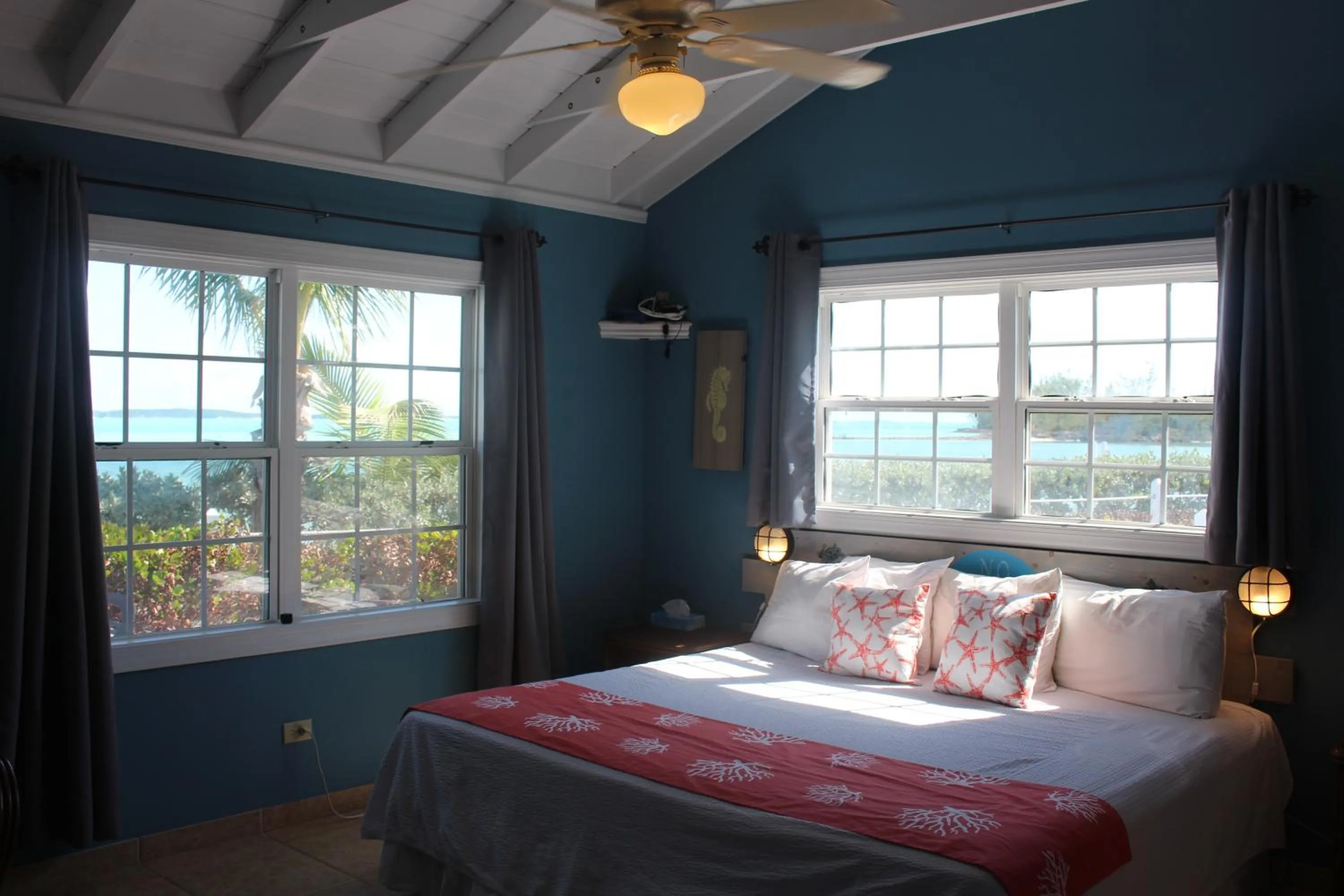 Bed in Hideaways Exuma