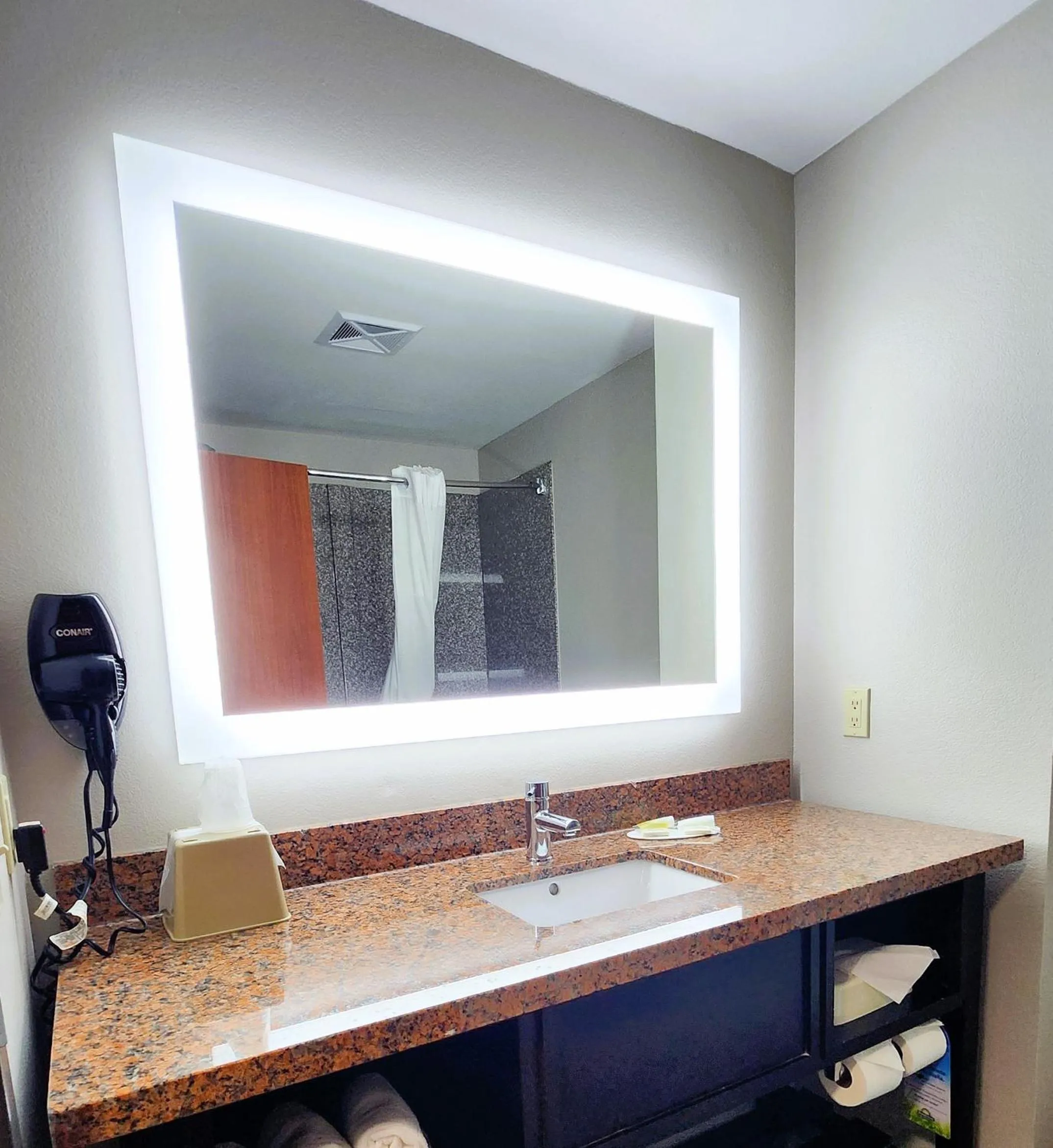 Days Inn & Suites by Wyndham Russellville