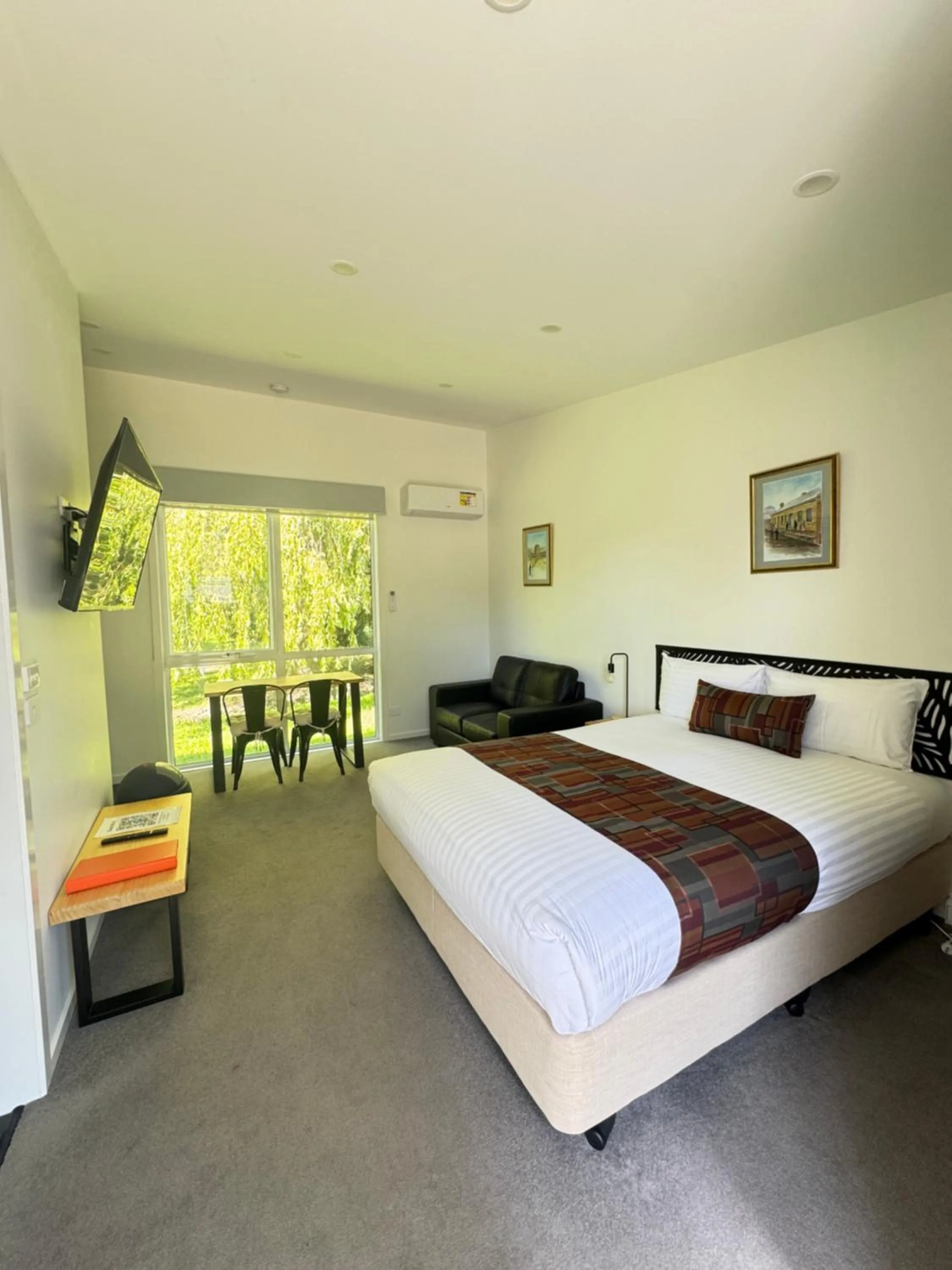 Photo of the whole room, Bed in Port Arthur Villas