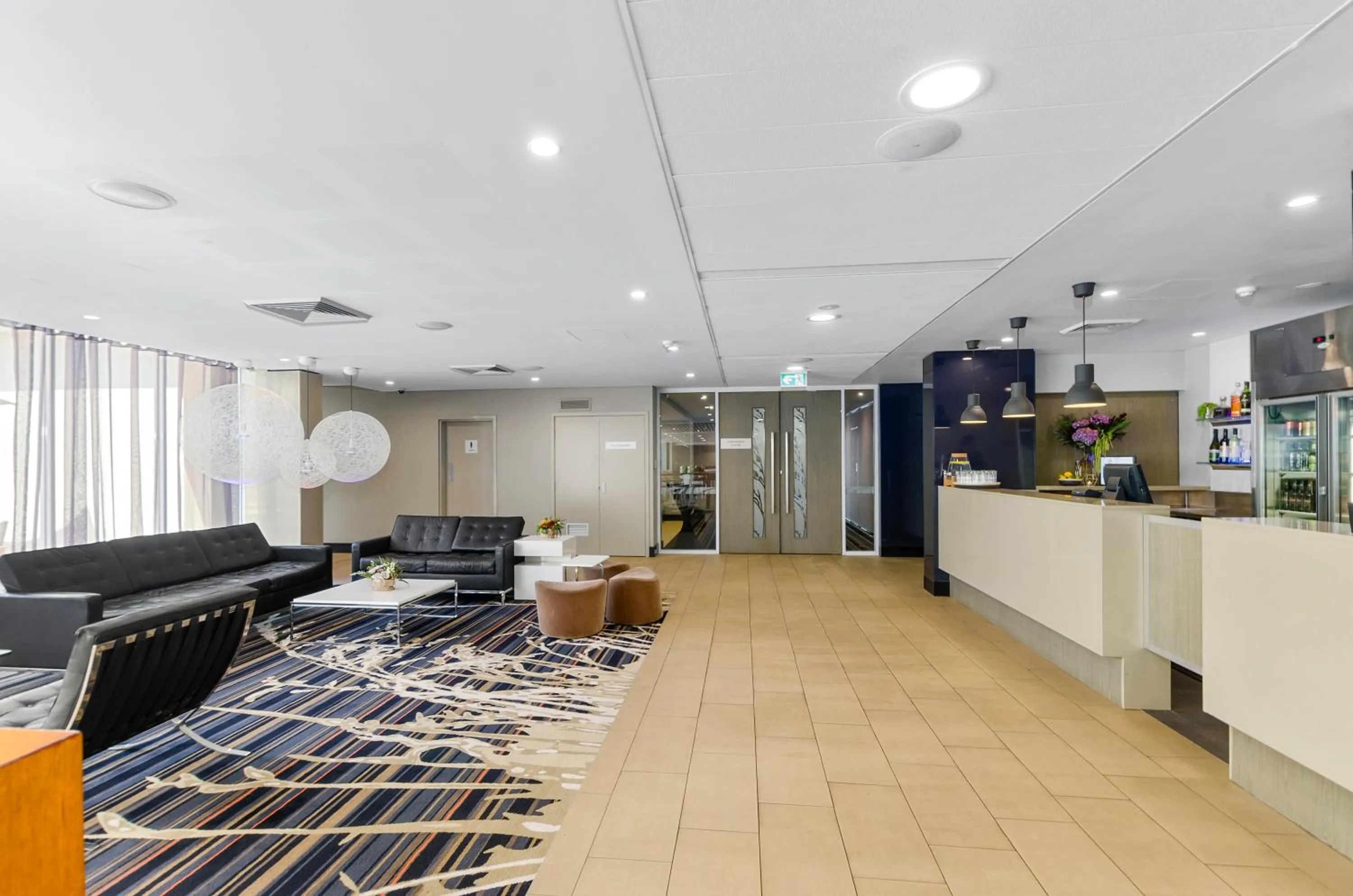 Lounge or bar in Quality Suites Pioneer Sands