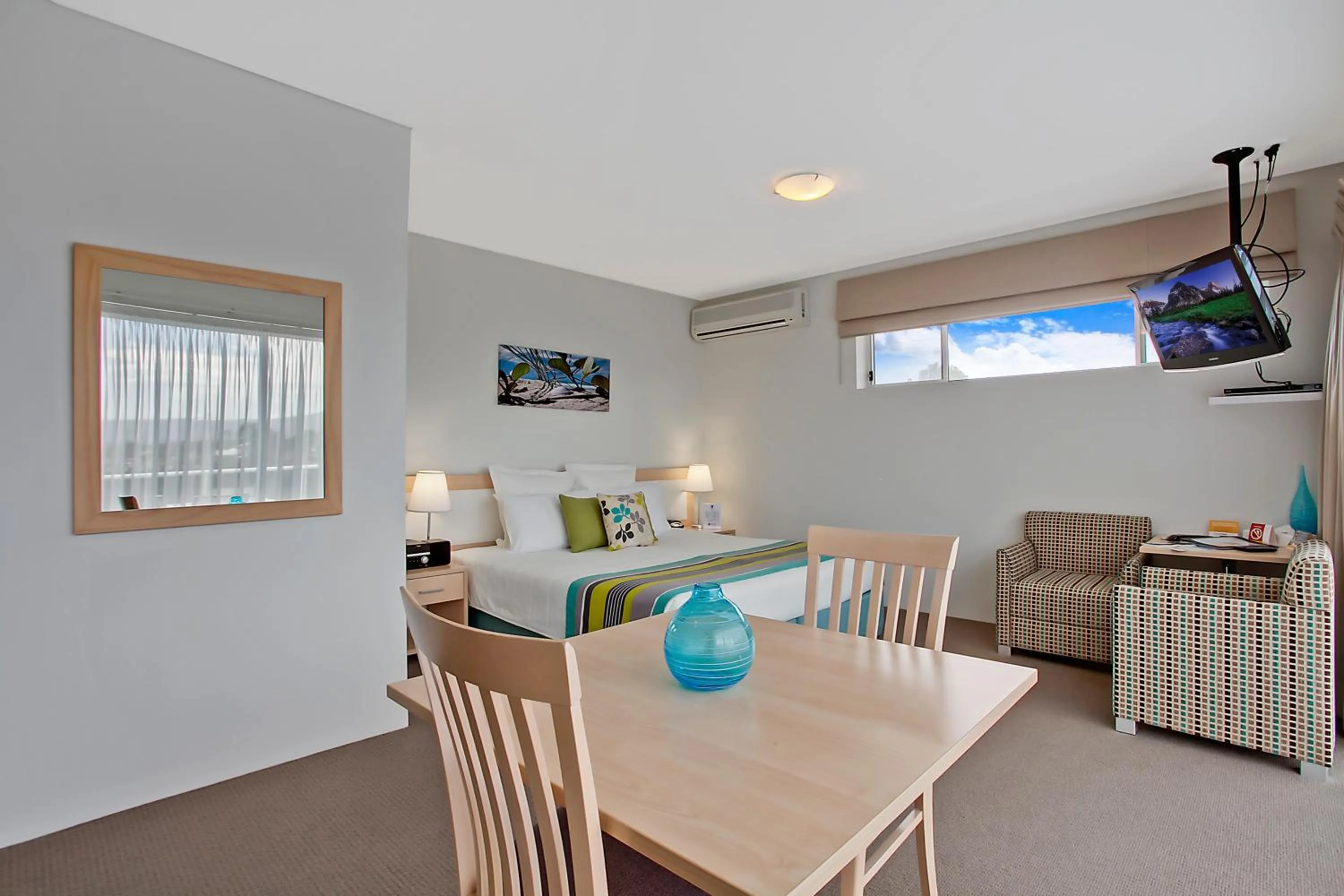 Bedroom in Quality Suites Pioneer Sands