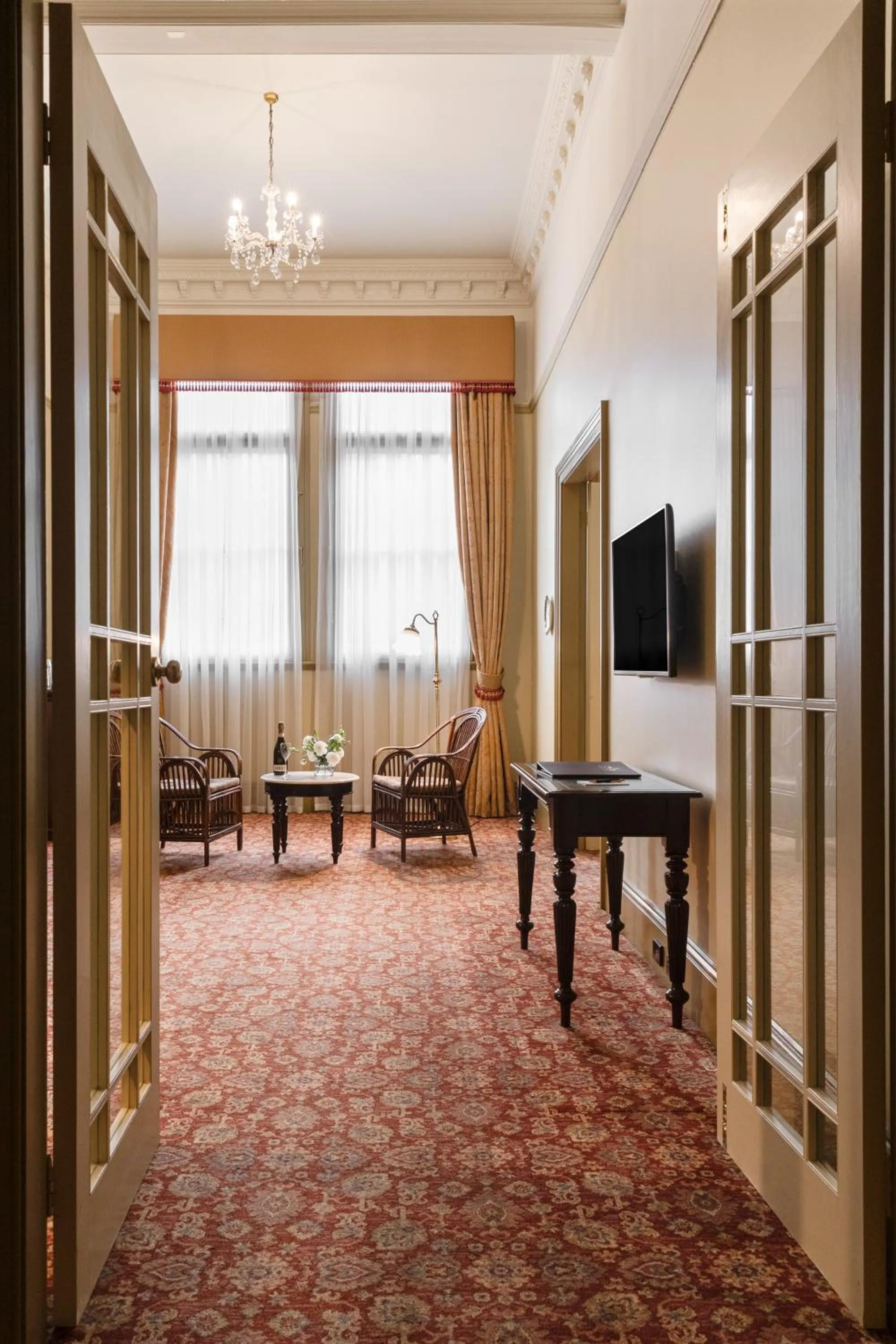 TV and multimedia in Hadley's Orient Hotel