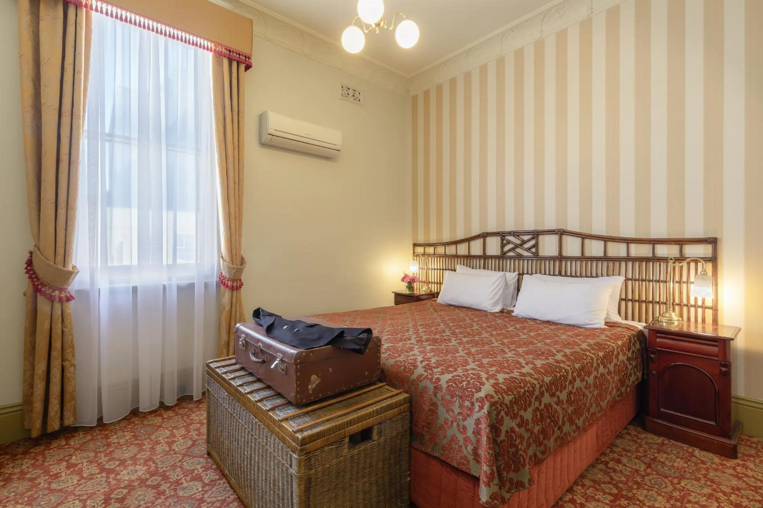 Bedroom, Bed in Hadley's Orient Hotel