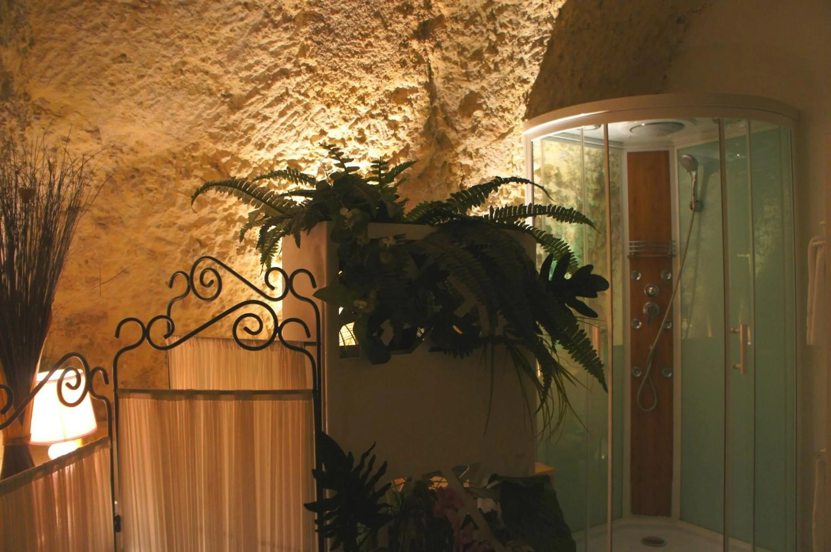 Bathroom in Chambres d'Hôtes Troglodytes Le Clos de L'Hermitage