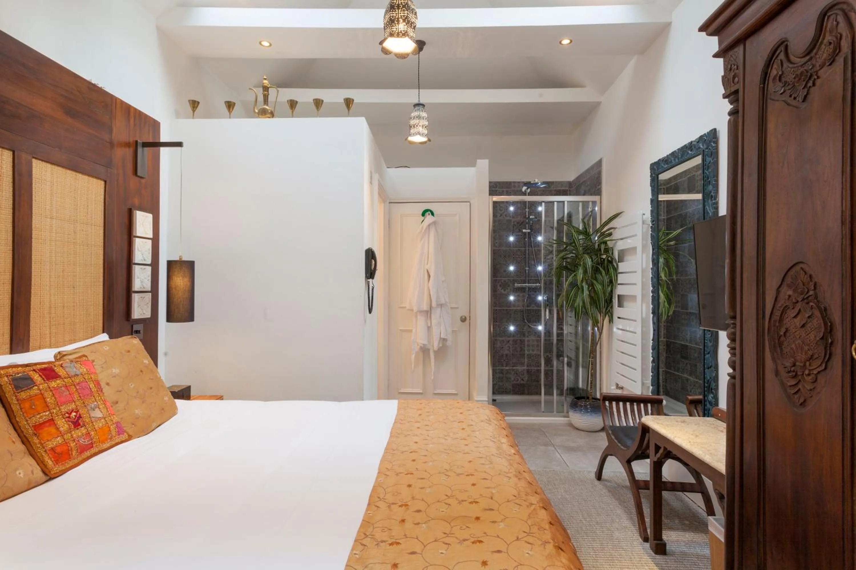Shower, Bed in Zanzibar House 8-Bedroom Holiday House with Hot Tub & Yoga Studio