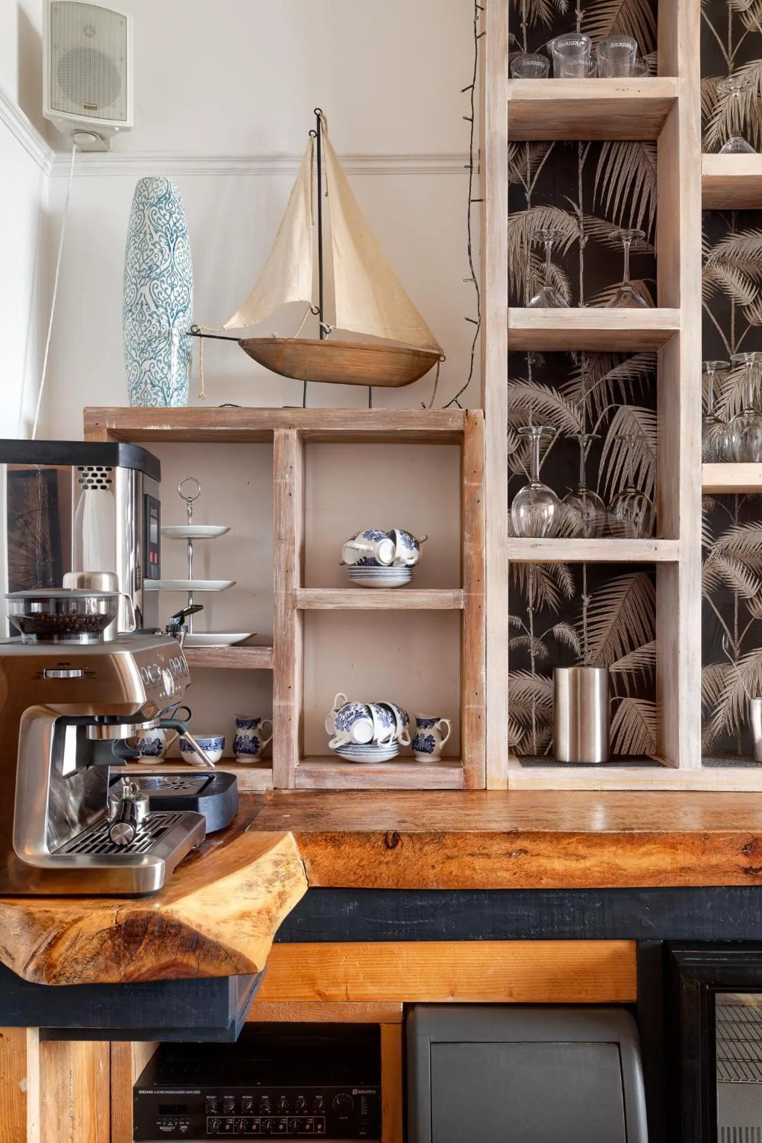 Coffee/tea facilities in Zanzibar House 8-Bedroom Holiday House with Hot Tub & Yoga Studio