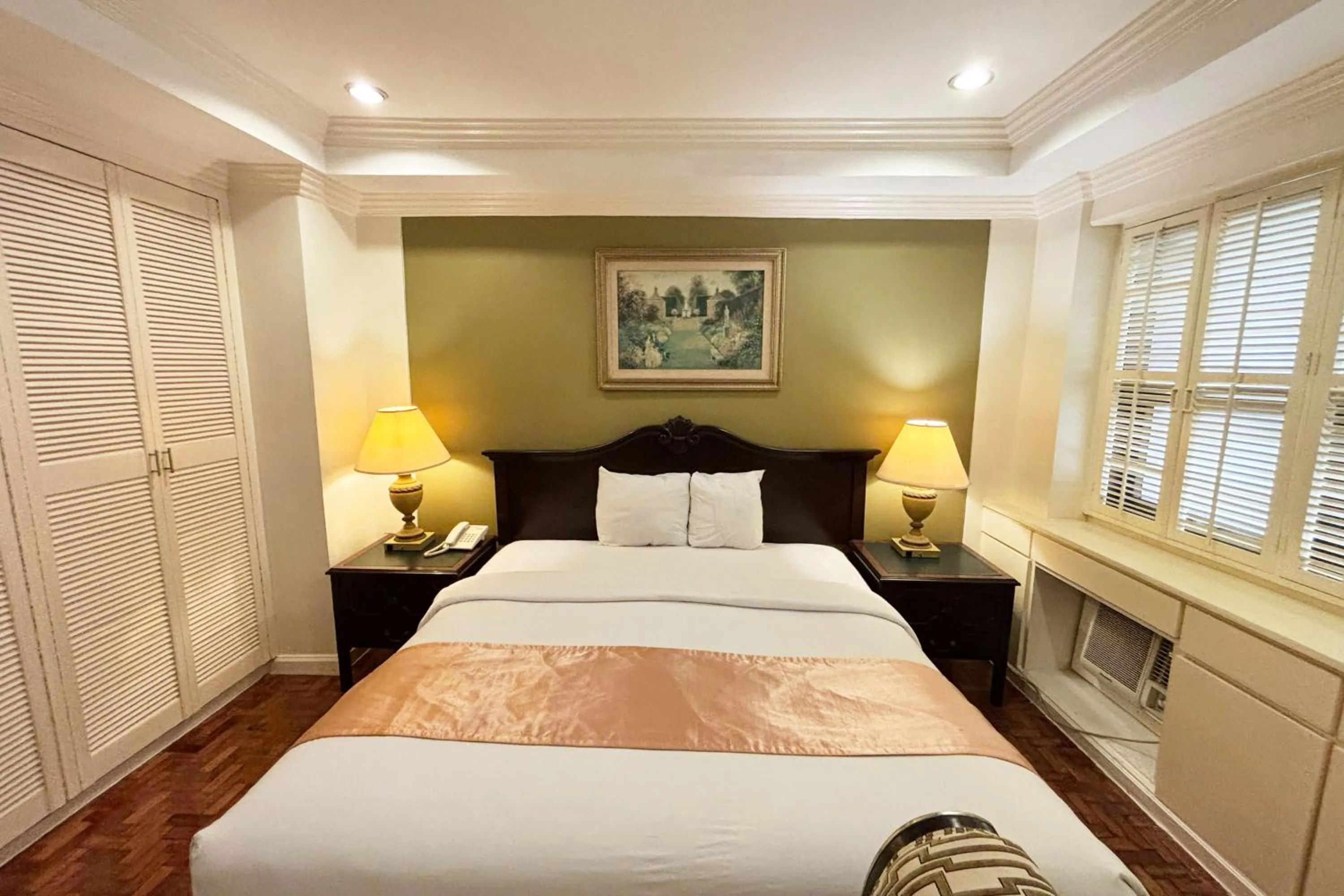 Bed in Lourdes Family Suites Makati powered by Cocotel