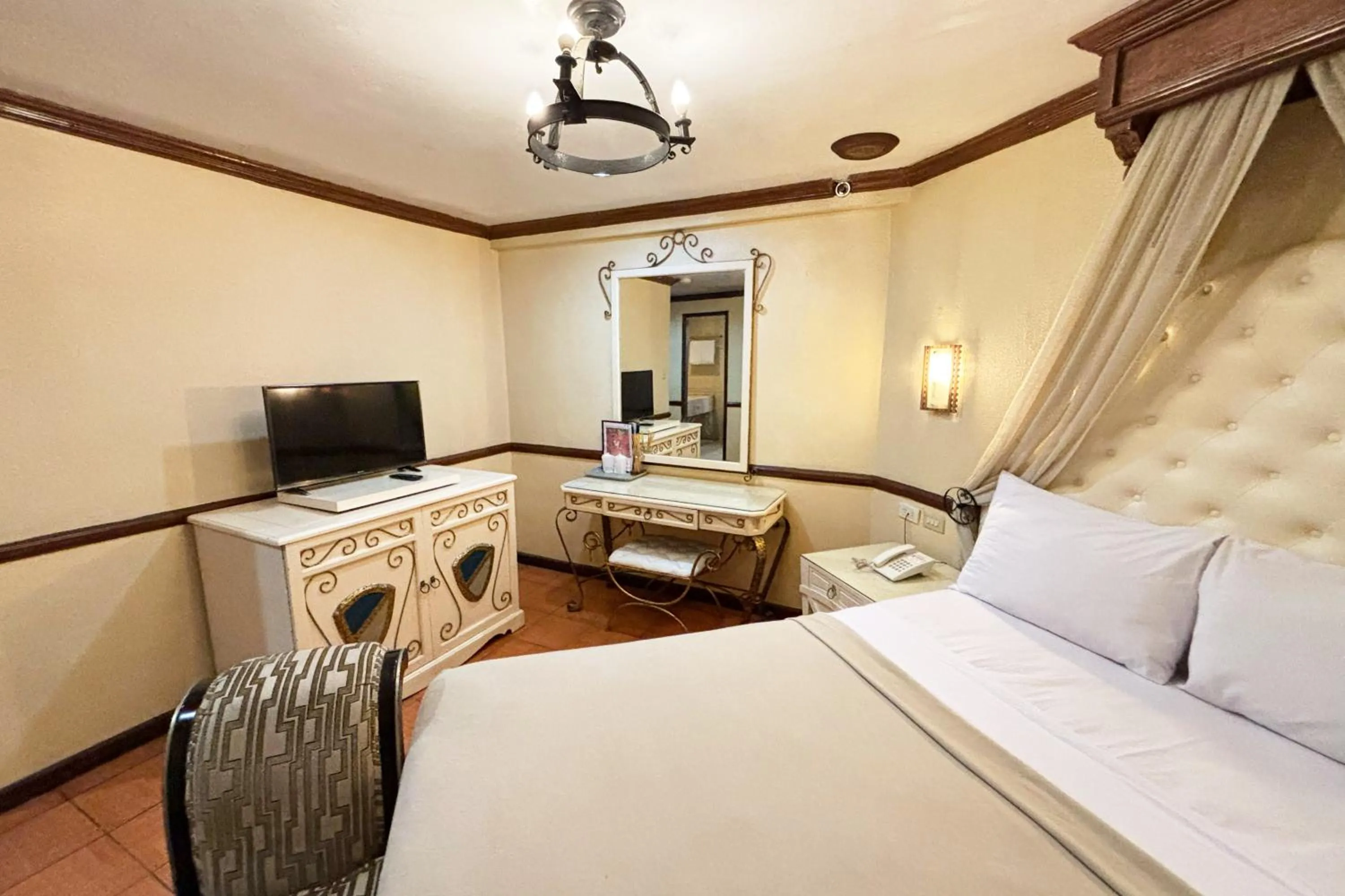 Bed in Camelot Hotel Quezon City powered by Cocotel