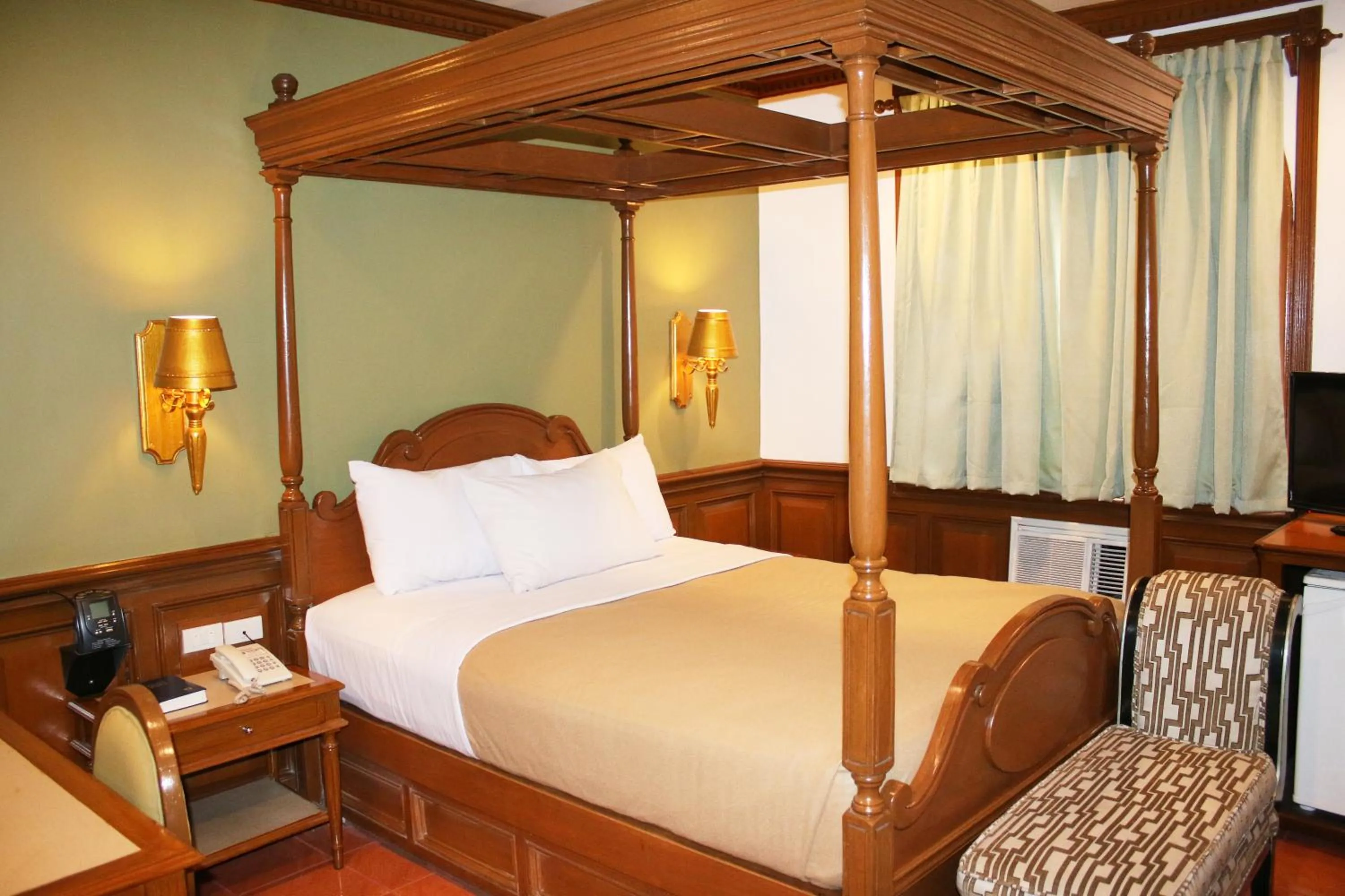Bed in Camelot Hotel Quezon City powered by Cocotel