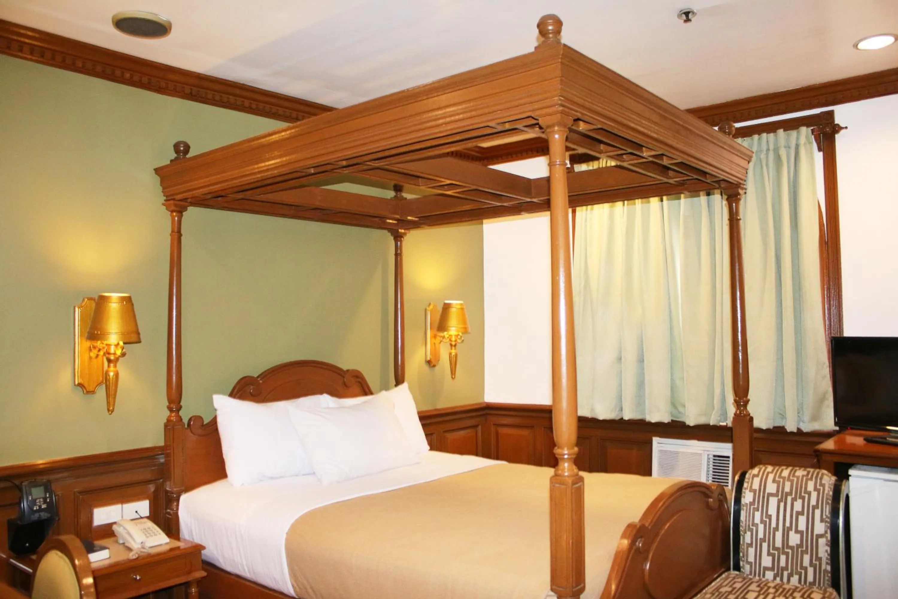 Bed in Camelot Hotel Quezon City powered by Cocotel