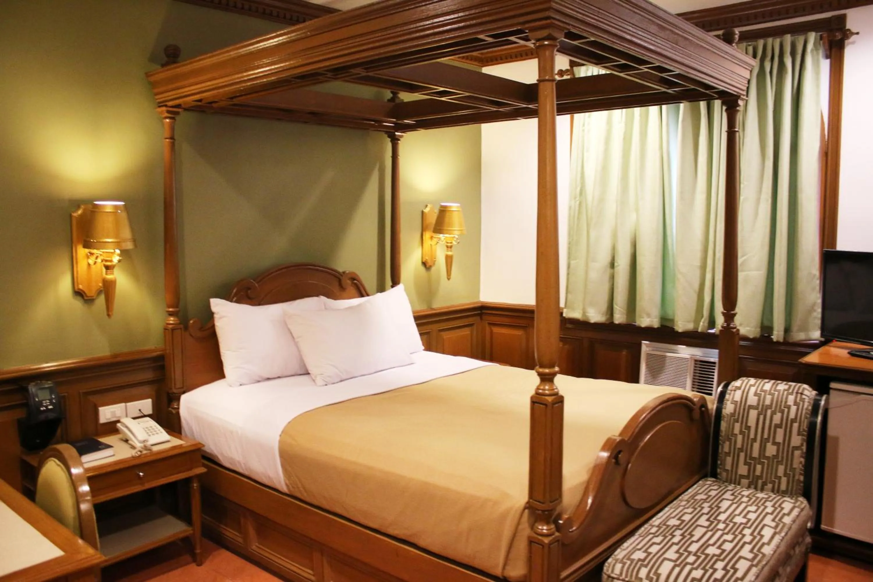 Bed in Camelot Hotel Quezon City powered by Cocotel