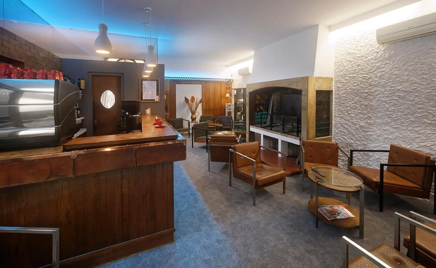 Communal lounge/ TV room in Hôtel Le Lons