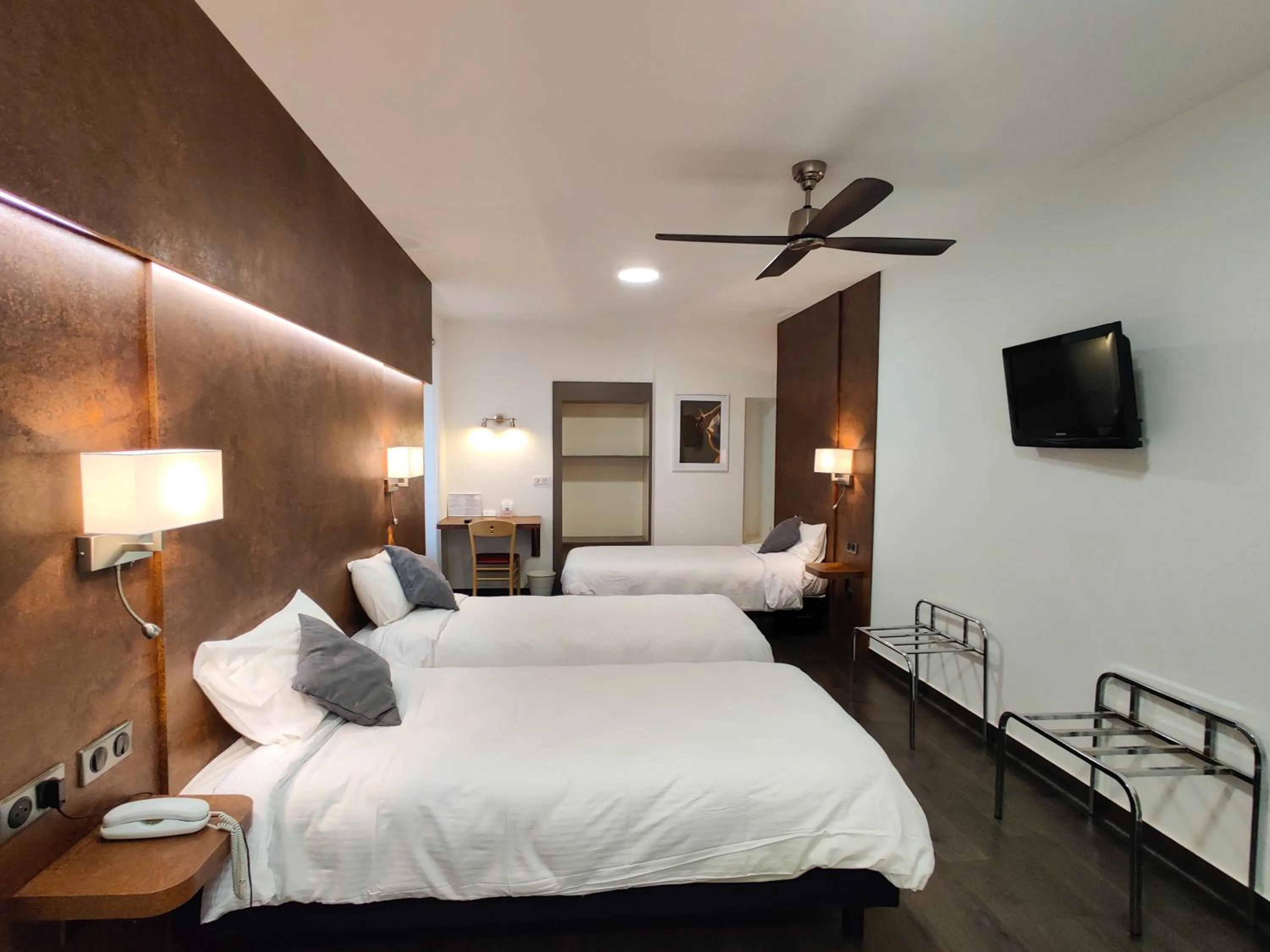 Bed in Hôtel Le Lons