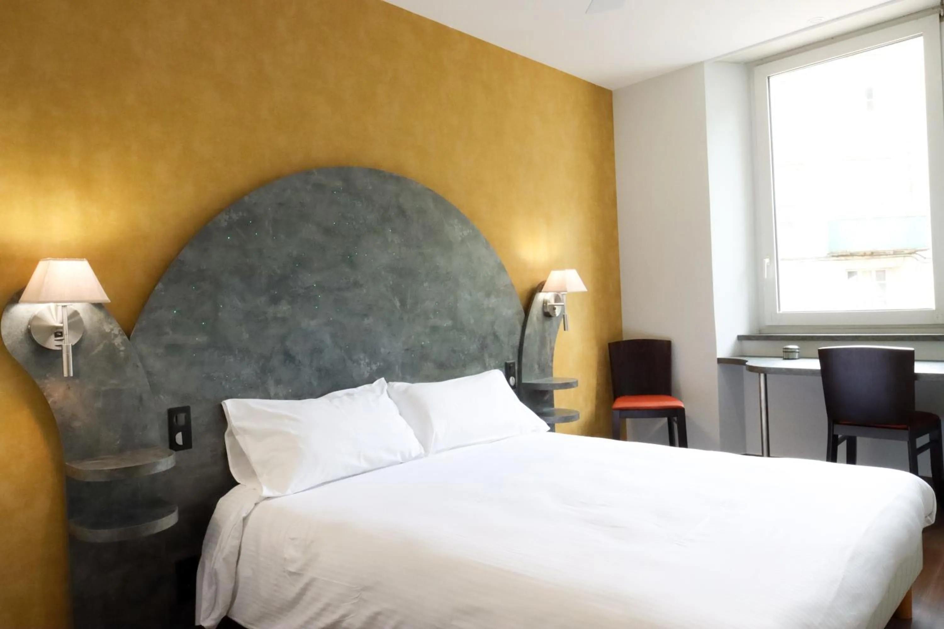 Bed in Hôtel Le Lons