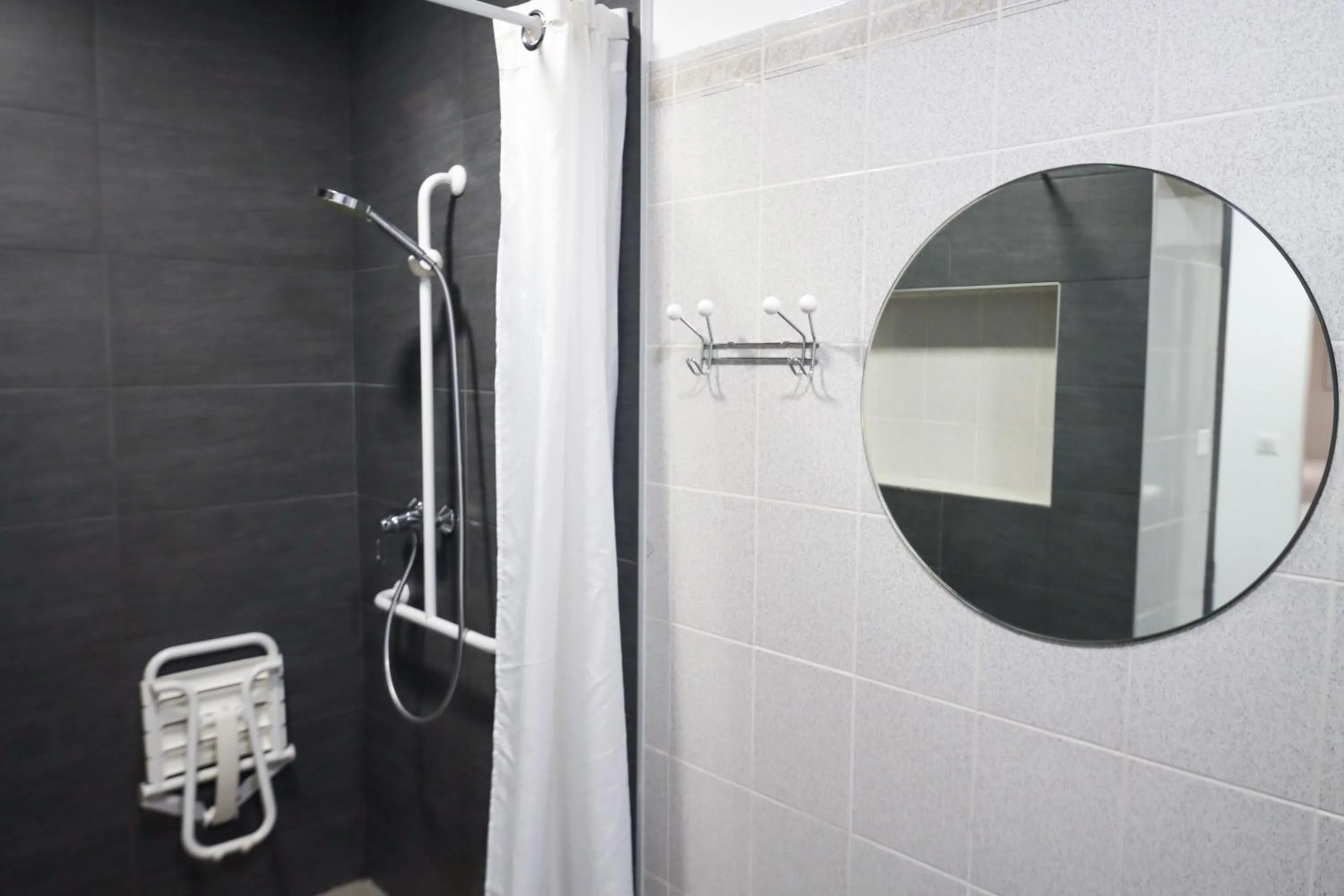 Shower in Hôtel Le Lons