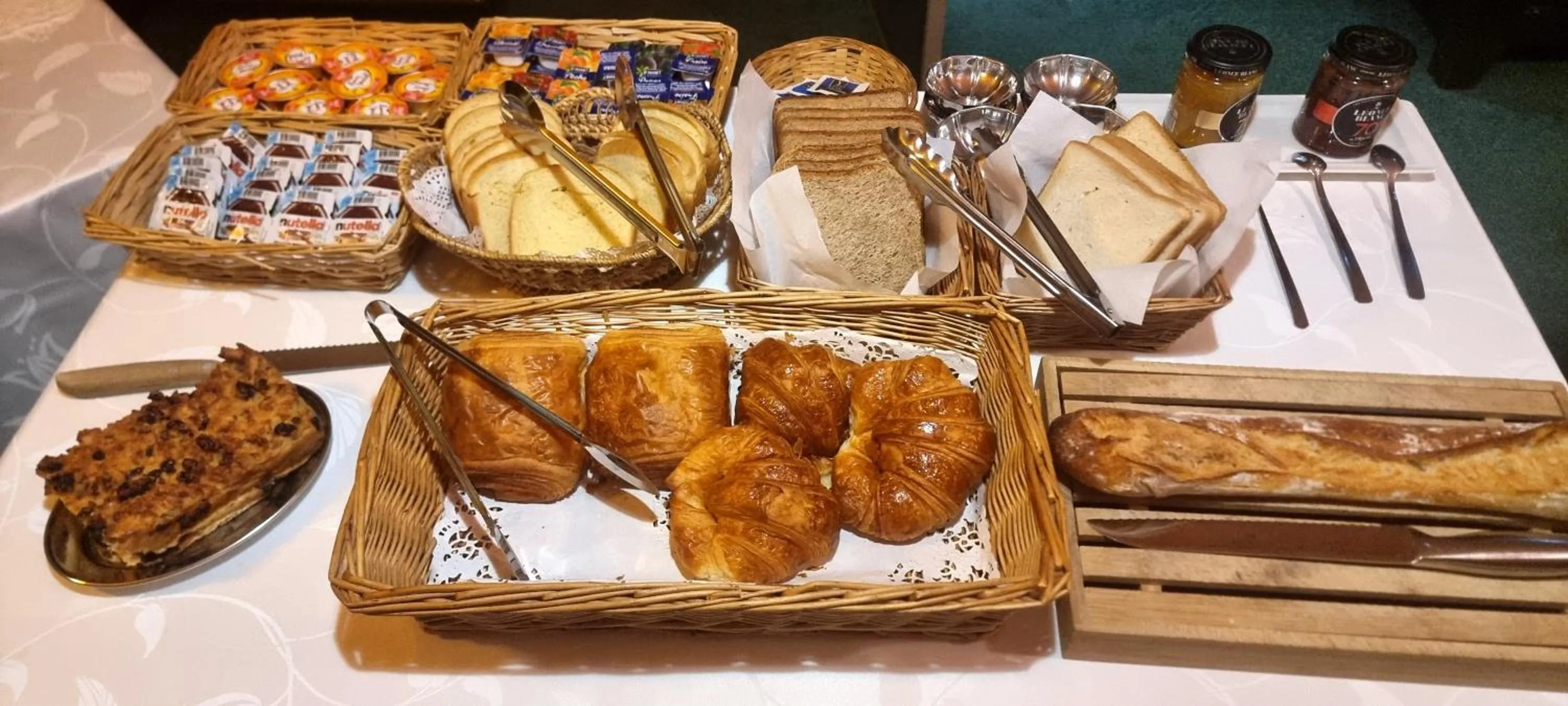 Breakfast in Hôtel Le Lons