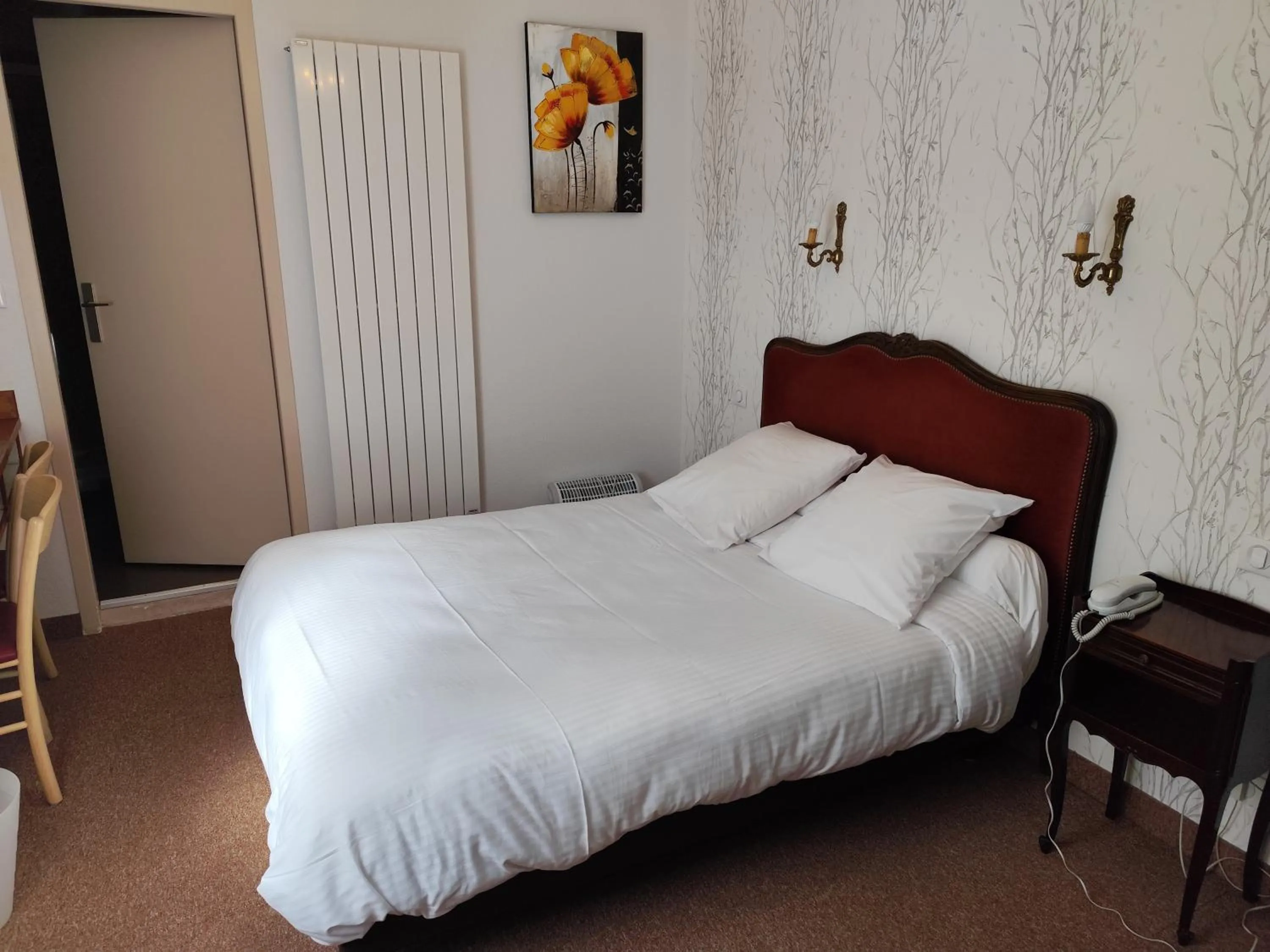 Bed in Hôtel Le Lons