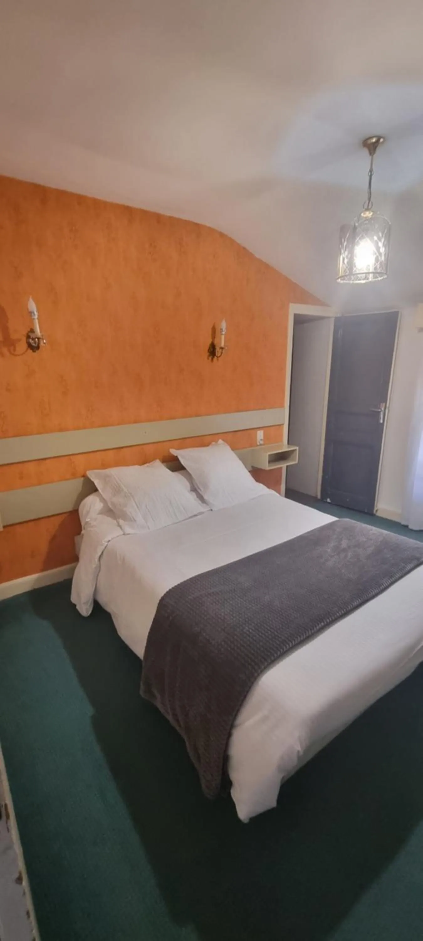 Bed in Hôtel Le Lons